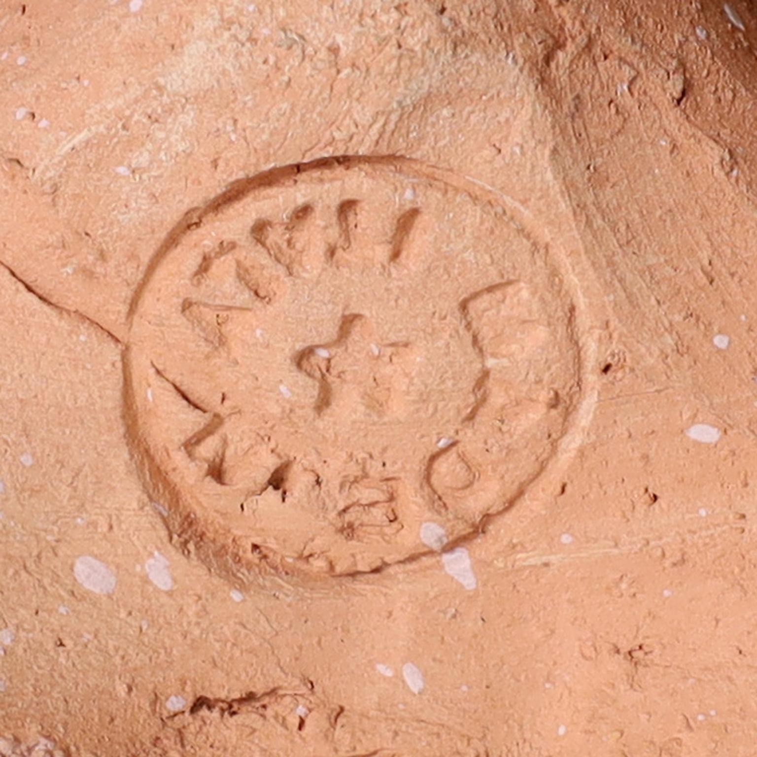 Pareja de esculturas antiguas italianas de terracota esmaltada de leopardo o gato en venta 2