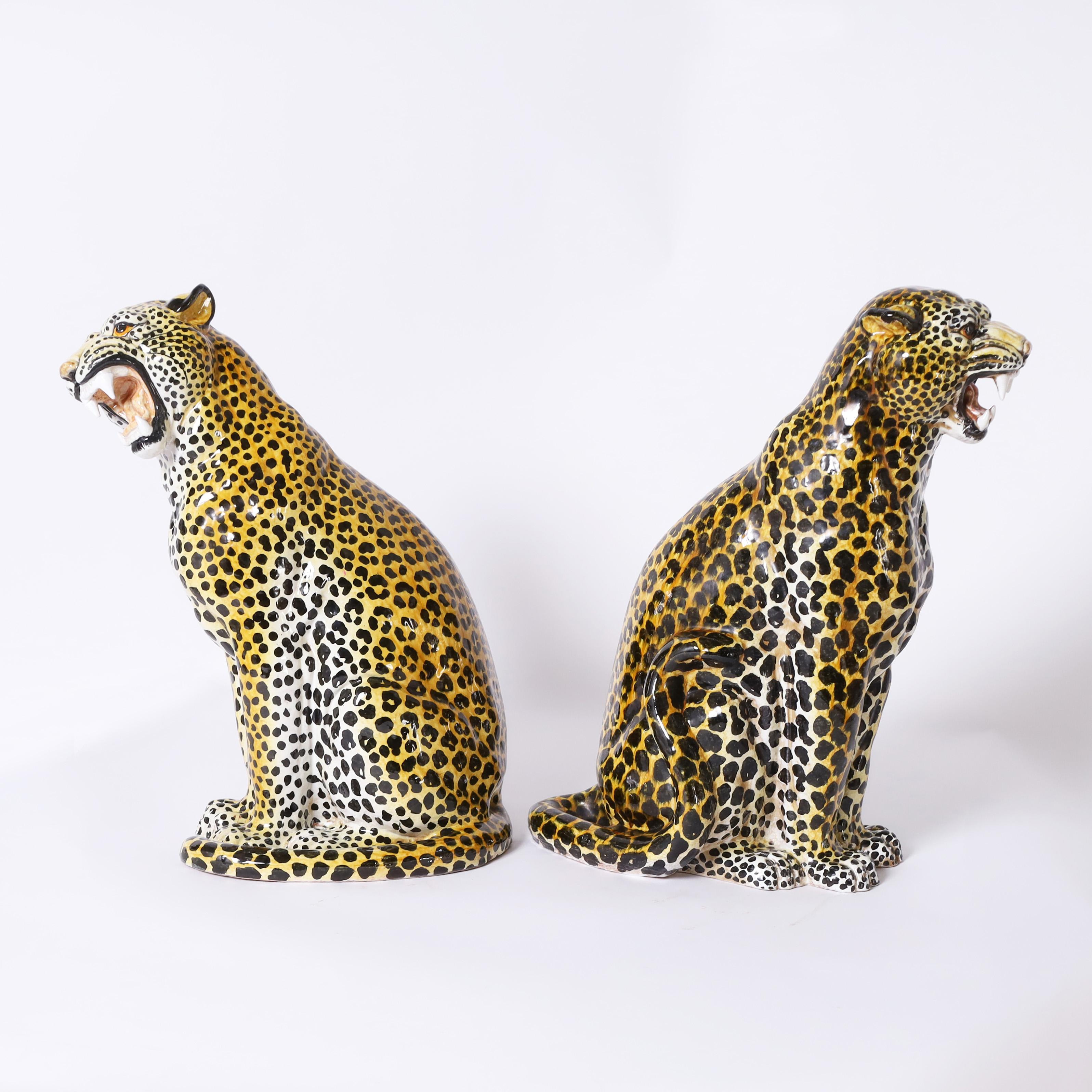 Llamativa pareja de figuras o esculturas de leopardo gruñón de mediados de siglo, realizadas en terracota, decoradas y esmaltadas a mano. Estampado 