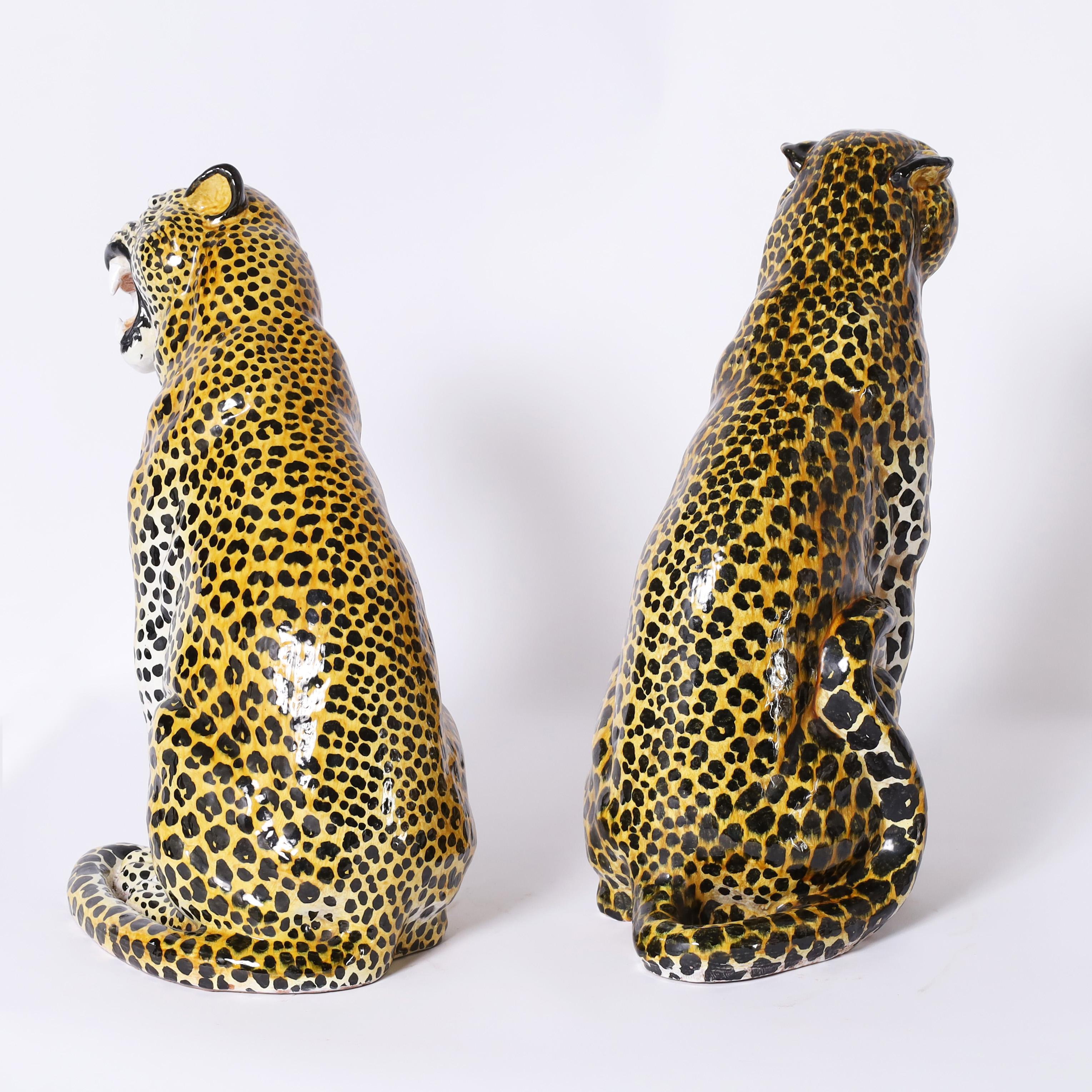 Pareja de esculturas antiguas italianas de terracota esmaltada de leopardo o gato Moderno de mediados de siglo en venta