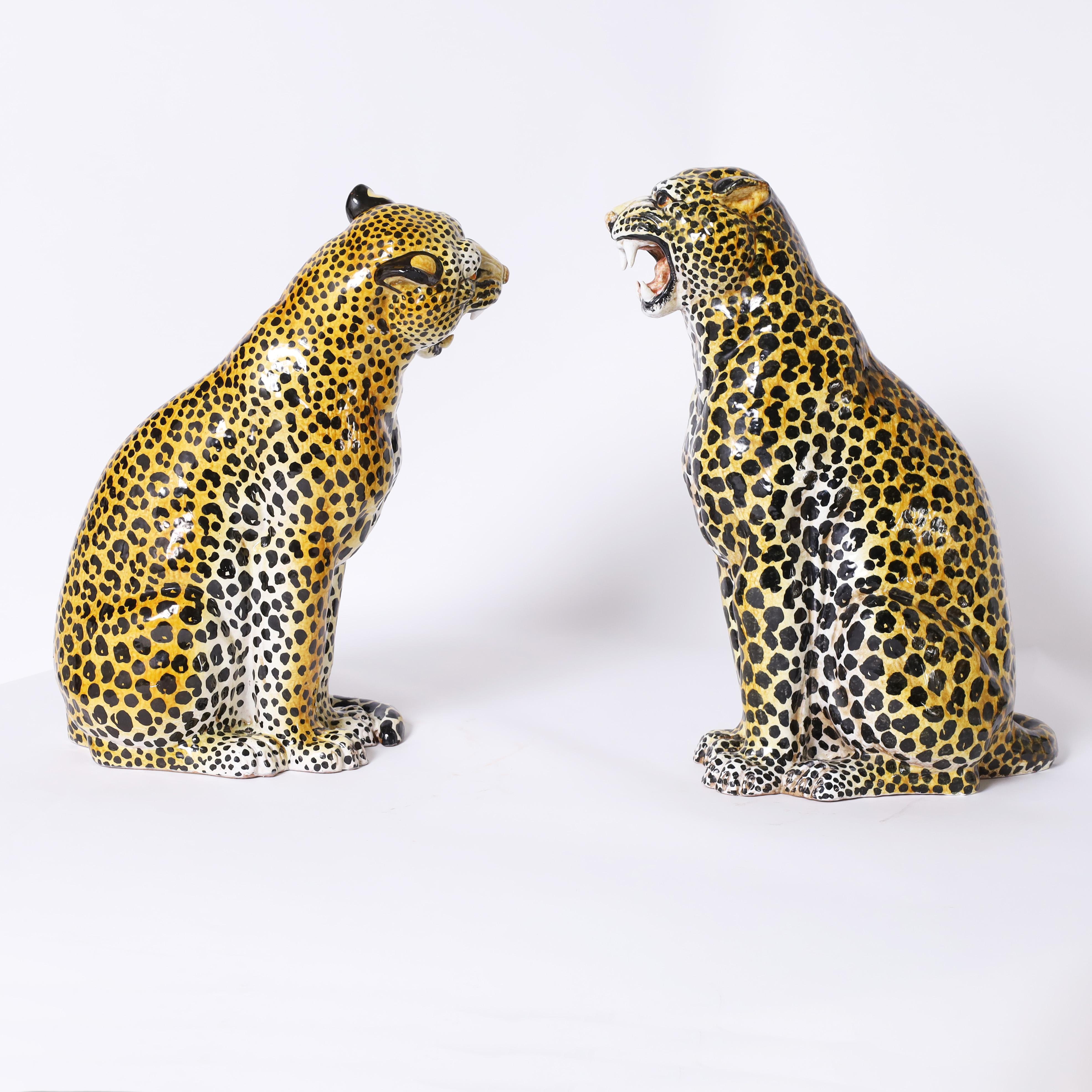 Pareja de esculturas antiguas italianas de terracota esmaltada de leopardo o gato Italiano en venta
