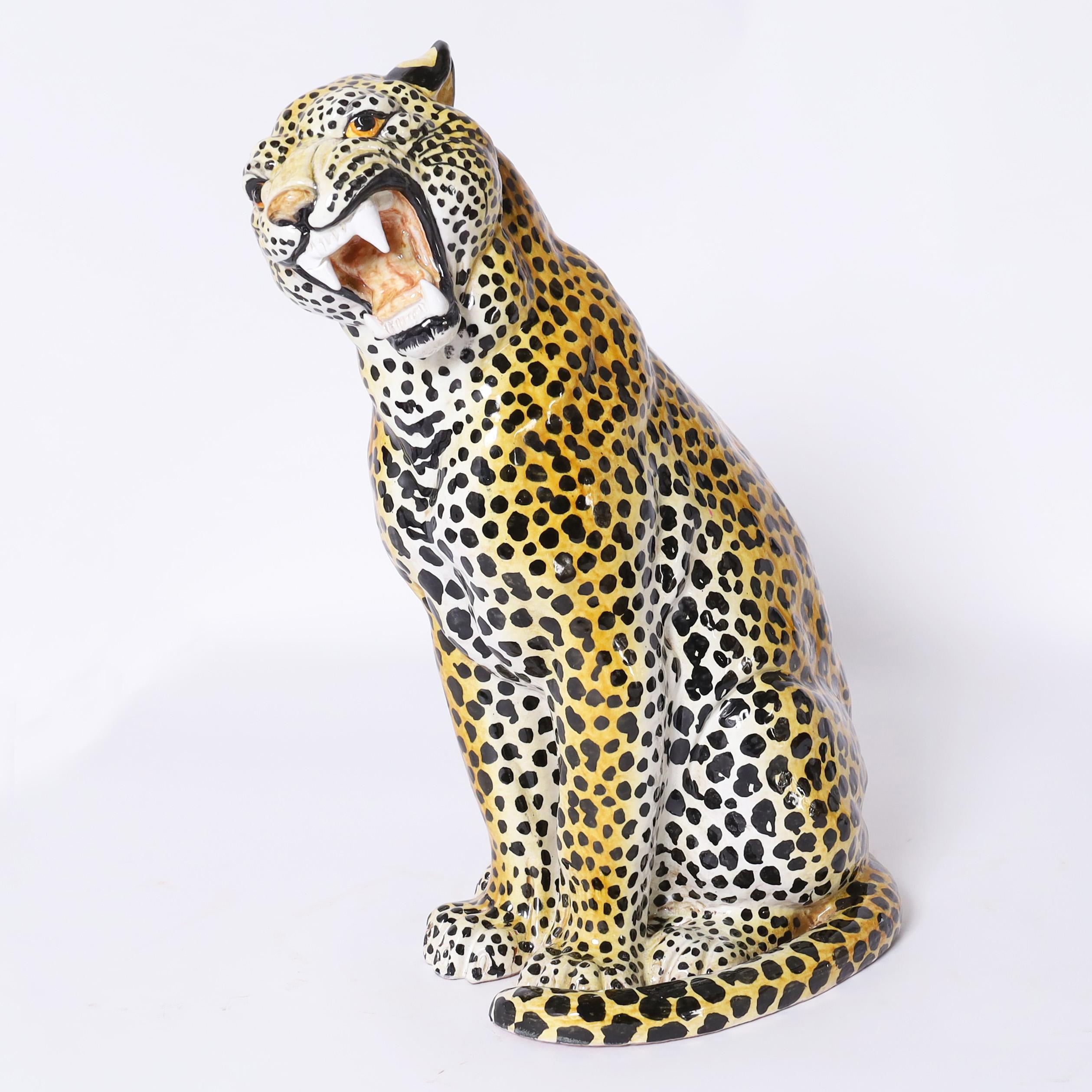 Pareja de esculturas antiguas italianas de terracota esmaltada de leopardo o gato Glaseado en venta