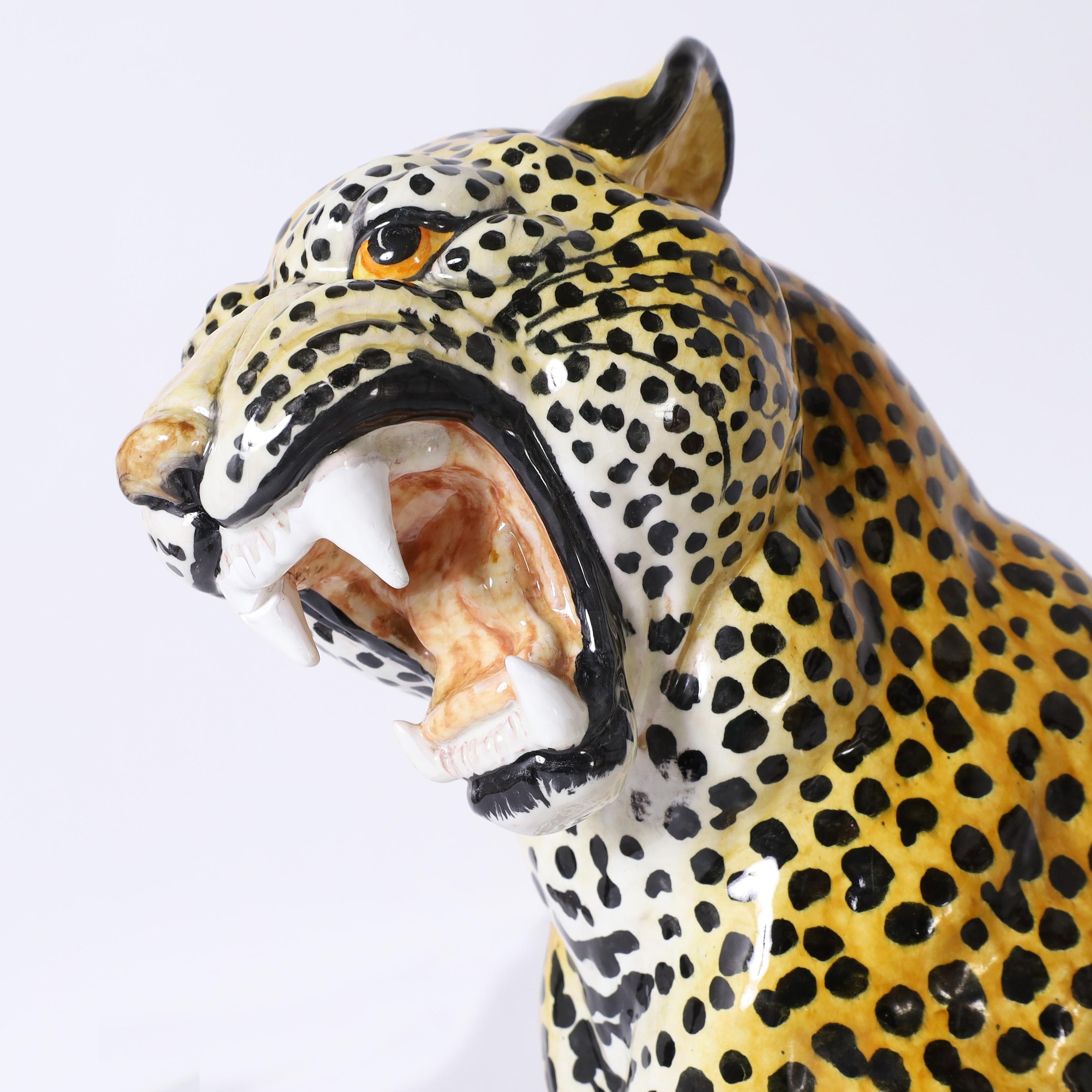 Pareja de esculturas antiguas italianas de terracota esmaltada de leopardo o gato en Bueno estado para la venta en Palm Beach, FL