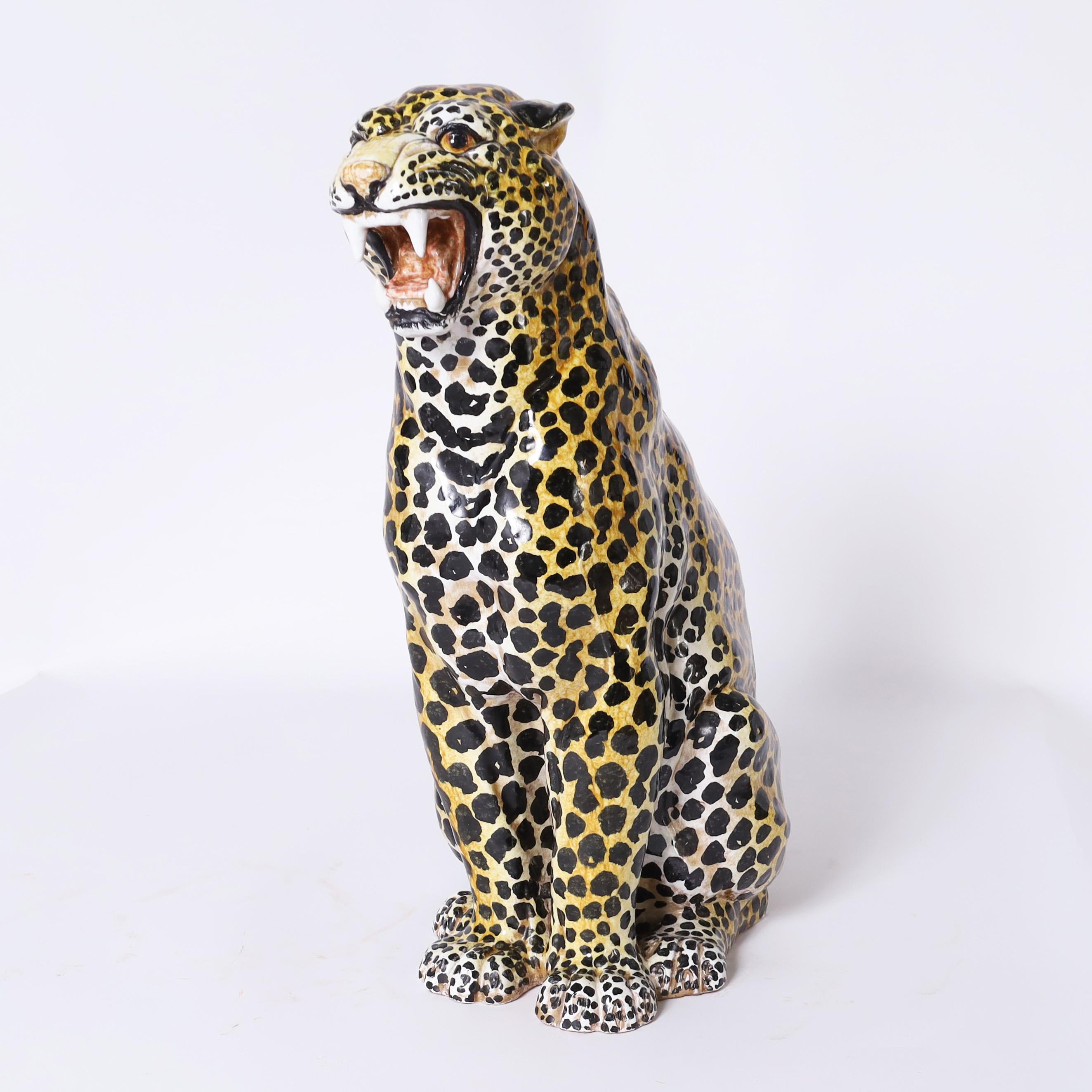 Pareja de esculturas antiguas italianas de terracota esmaltada de leopardo o gato siglo XX en venta
