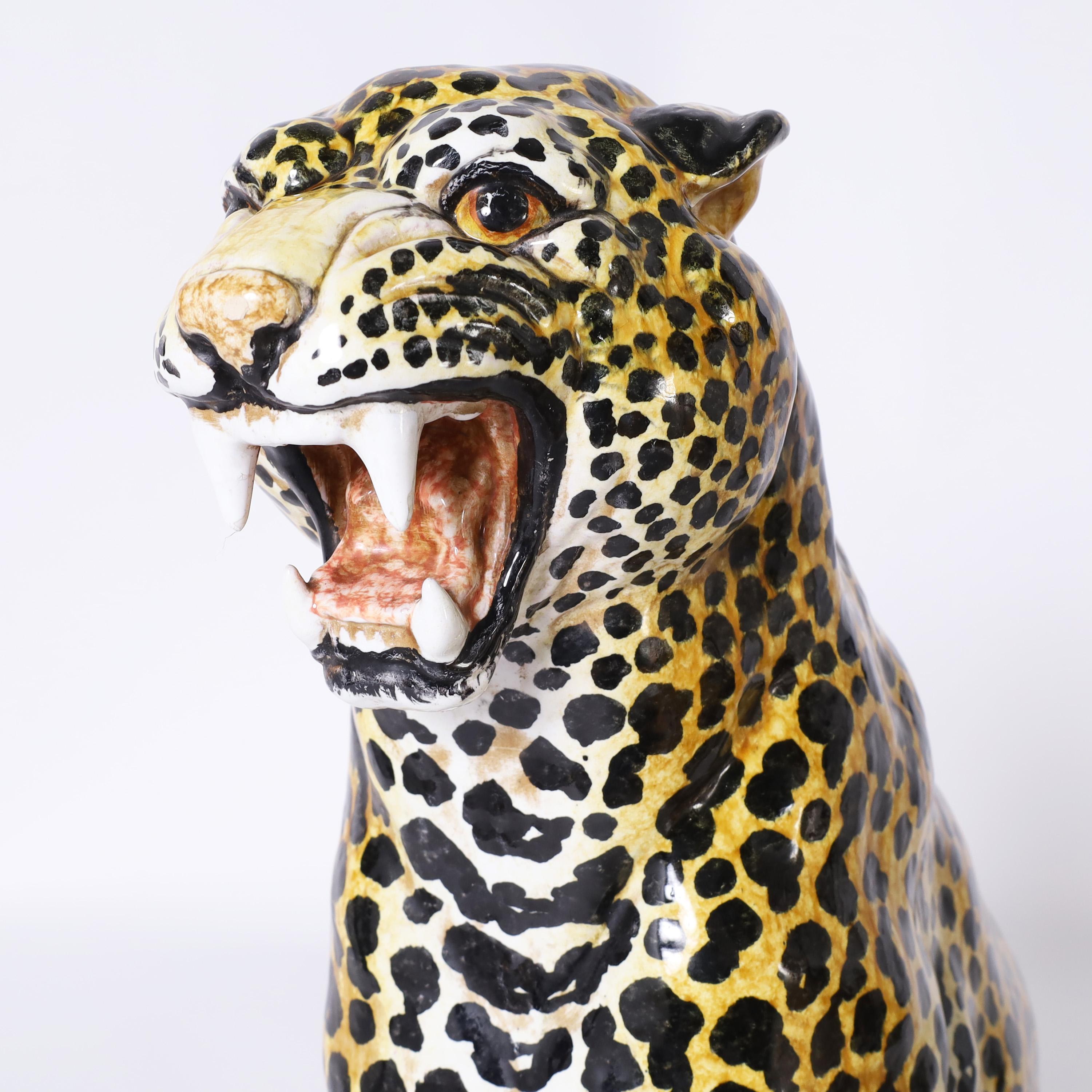 Pareja de esculturas antiguas italianas de terracota esmaltada de leopardo o gato Porcelana en venta