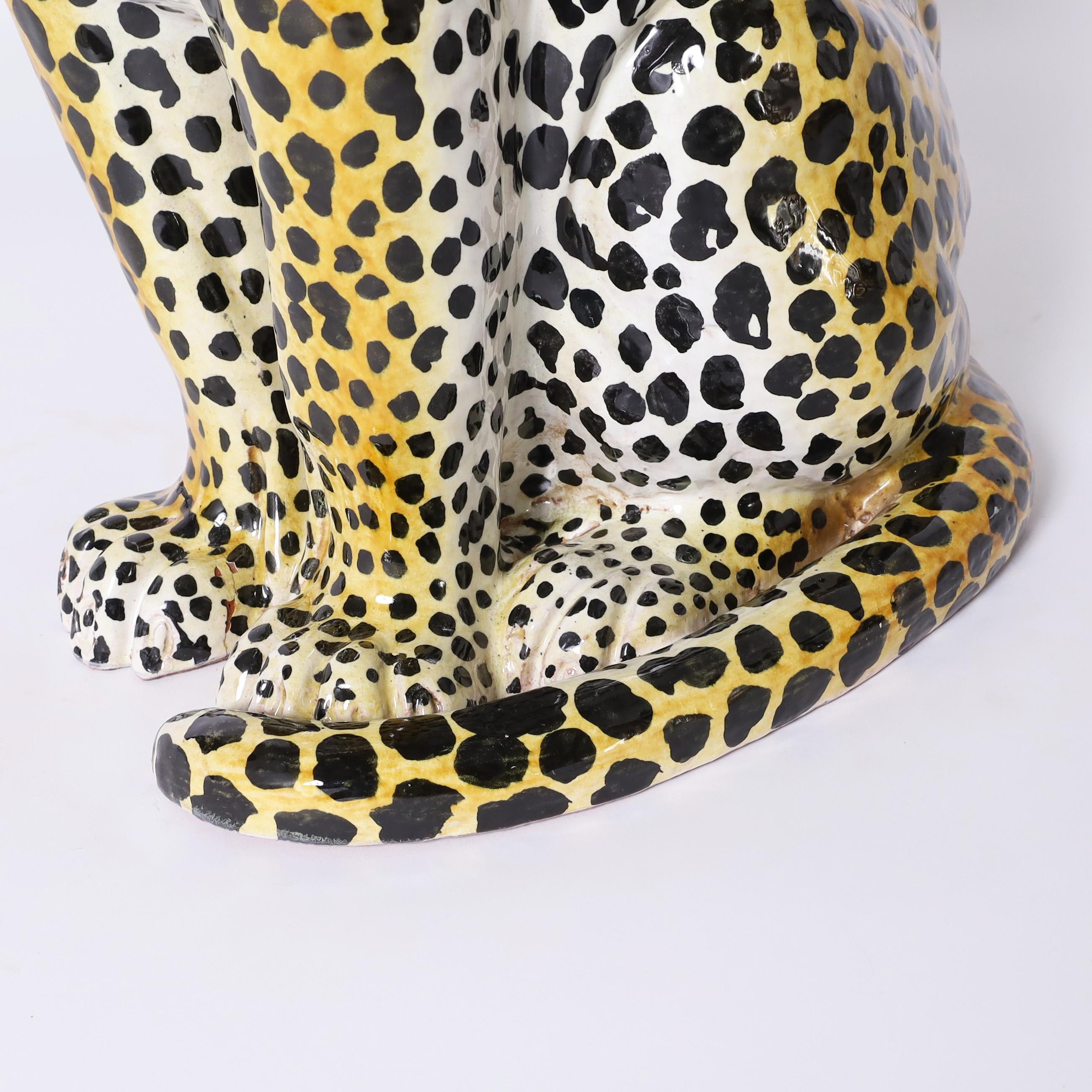 Pareja de esculturas antiguas italianas de terracota esmaltada de leopardo o gato en venta 1