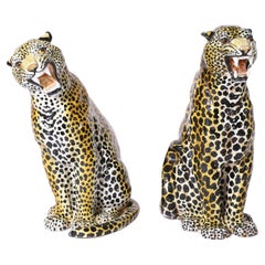 Pareja de esculturas antiguas italianas de terracota esmaltada de leopardo o gato