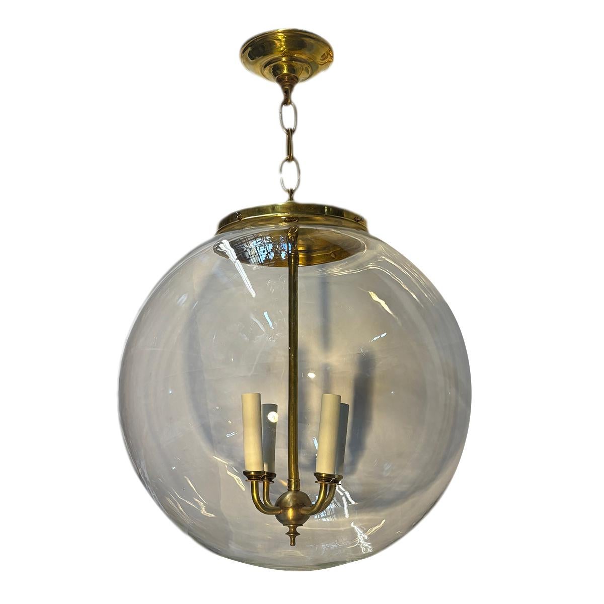 Coppia di lampadari francesi in vetro soffiato degli anni '70 con 4 luci interne. Venduto singolarmente.

Misure:
Altezza: 28 
Diametro: 18