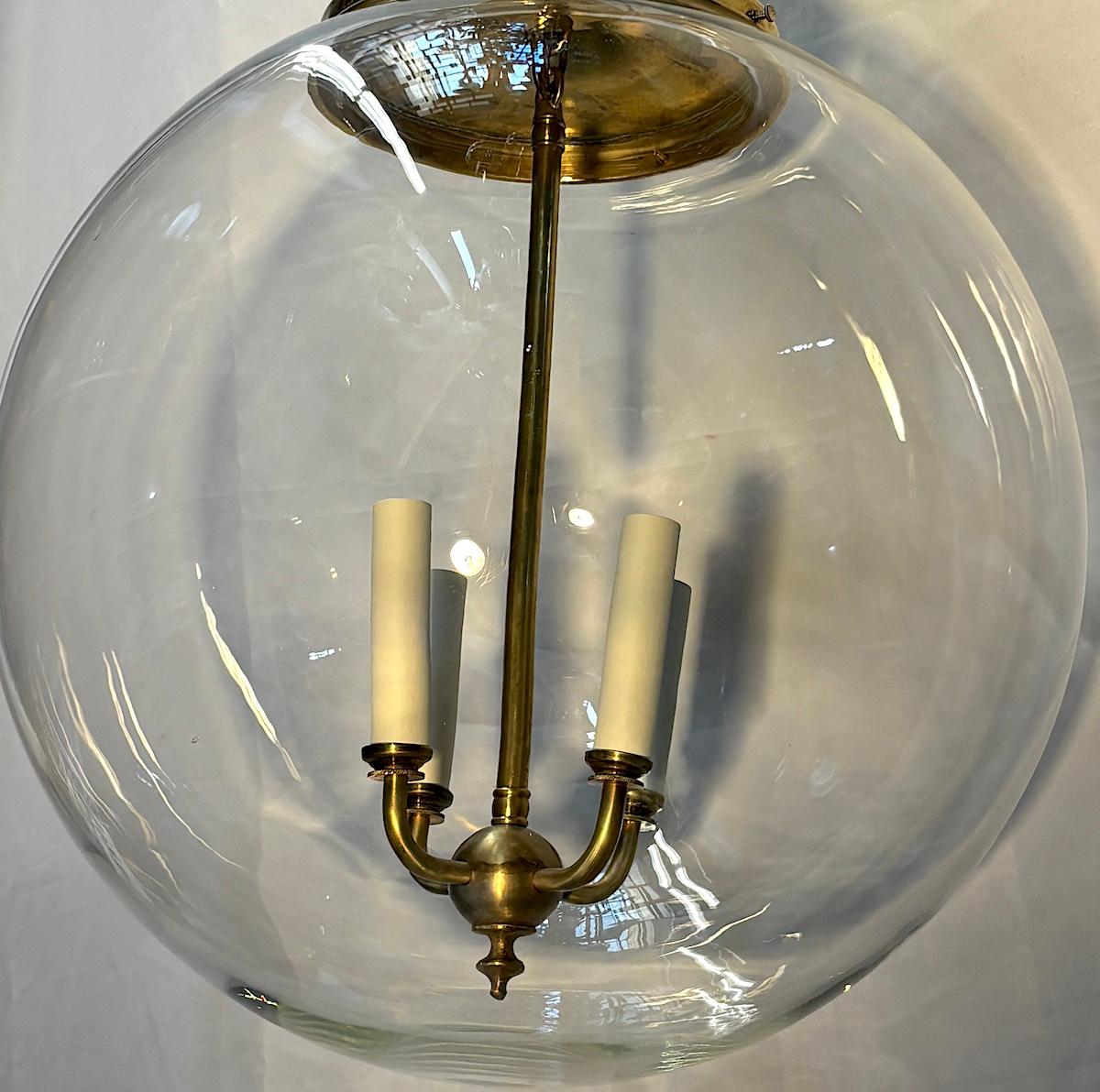 Coppia di lampade a globo italiane d'epoca. Venduto singolarmente. In condizioni buone in vendita a New York, NY