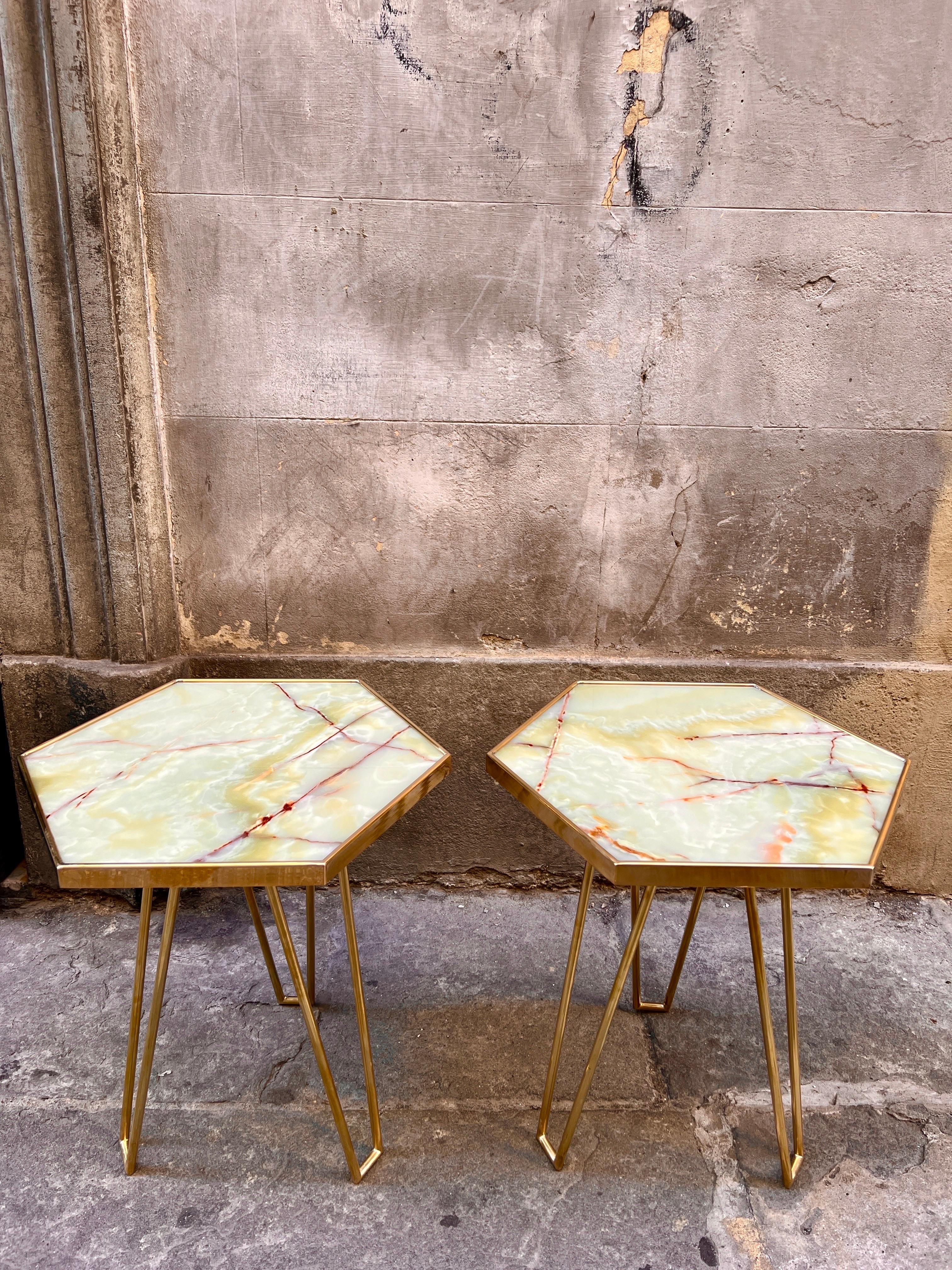 Pair of vintage Italian onyx and brass end/side tables. 
The hexagonal top is made of jade green onyx with red veins. 
The onyx top has a brass frame and the legs of the tables are made of brass geometric elements.
   