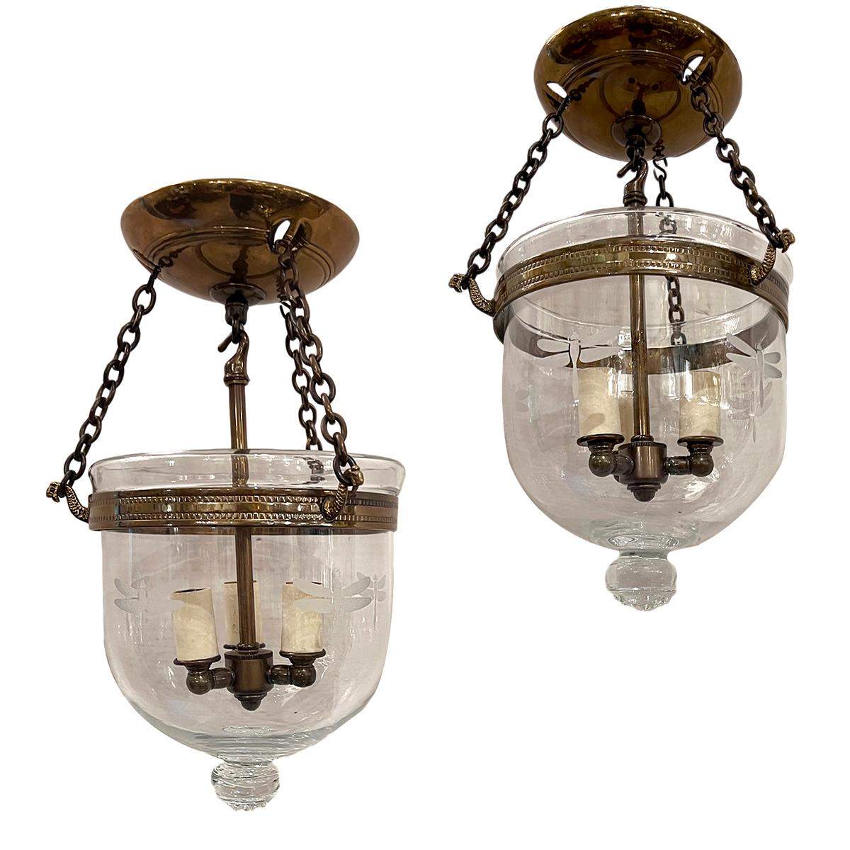 Coppia di lanterne italiane incise degli anni '60 con motivo a libellula, 3 luci interne a candelabro. Venduto singolarmente.

Misure:
Diametro totale: 8,75