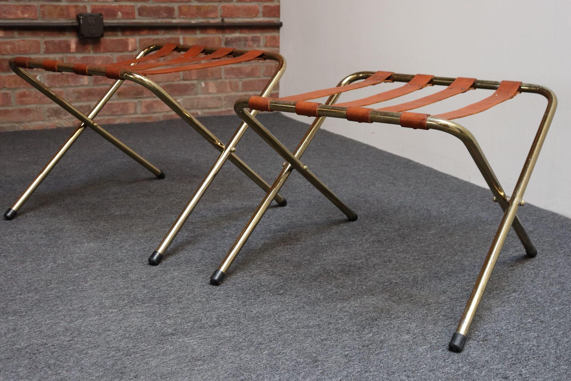 Pair of collapsable portavaligie/luggage stands composed of brass frames and saddle leather straps/belts, all supported by rubber feet (ca. 1970, Italy).
All original condition with wear to the brass (scratches, moderate discoloration, tarnish, as