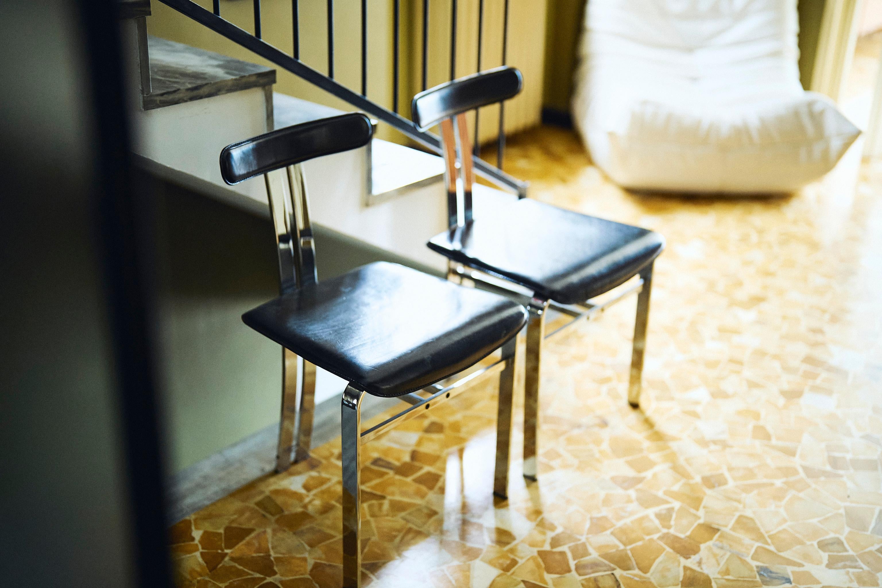 Pair of vintage Italian made dining chairs in chromed metal and black leather For Sale 2