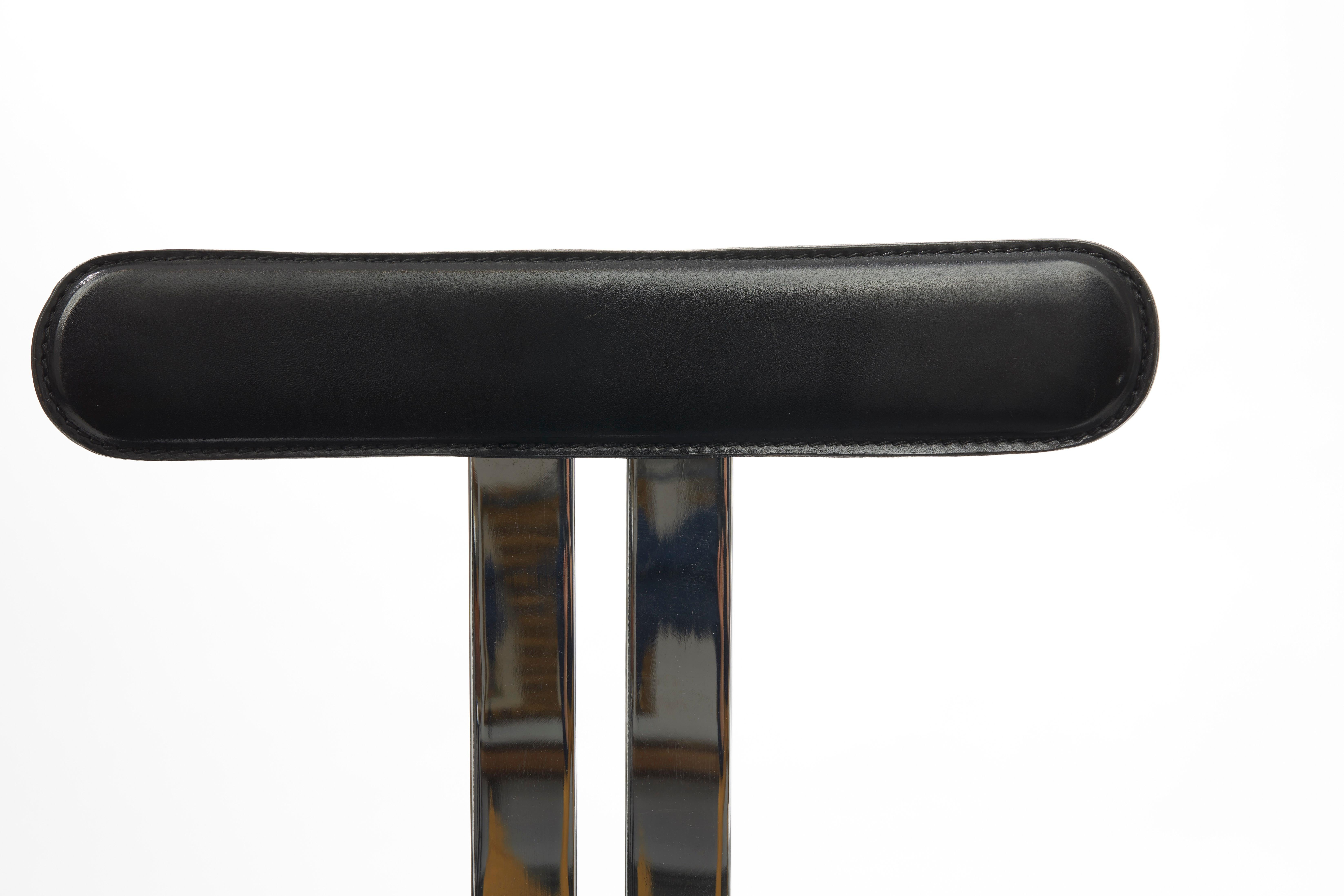 Ère spatiale Paire de chaises de salle à manger vintage de fabrication italienne en métal chromé et cuir noir en vente