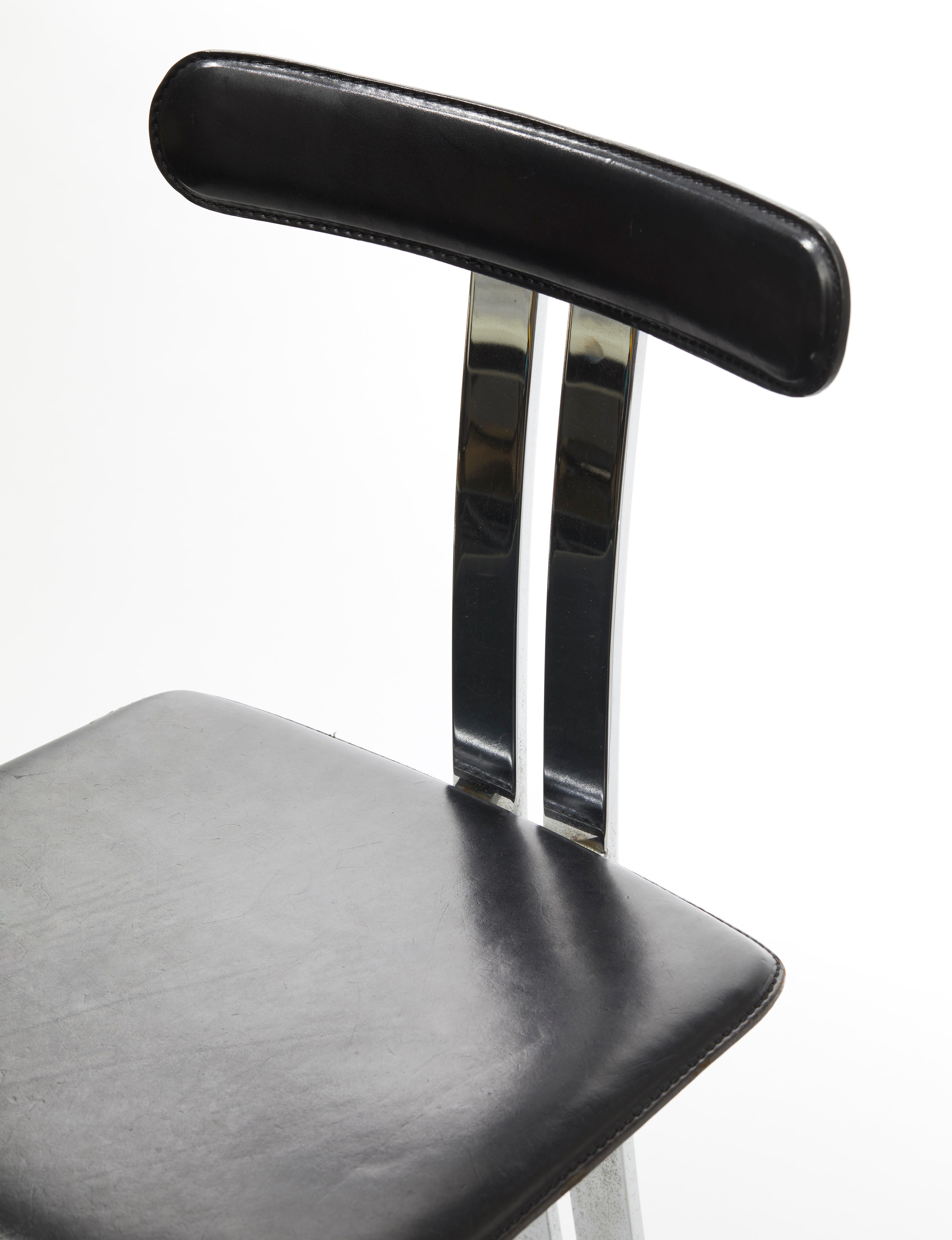 Pair of vintage Italian made dining chairs in chromed metal and black leather In Good Condition For Sale In Milano, IT