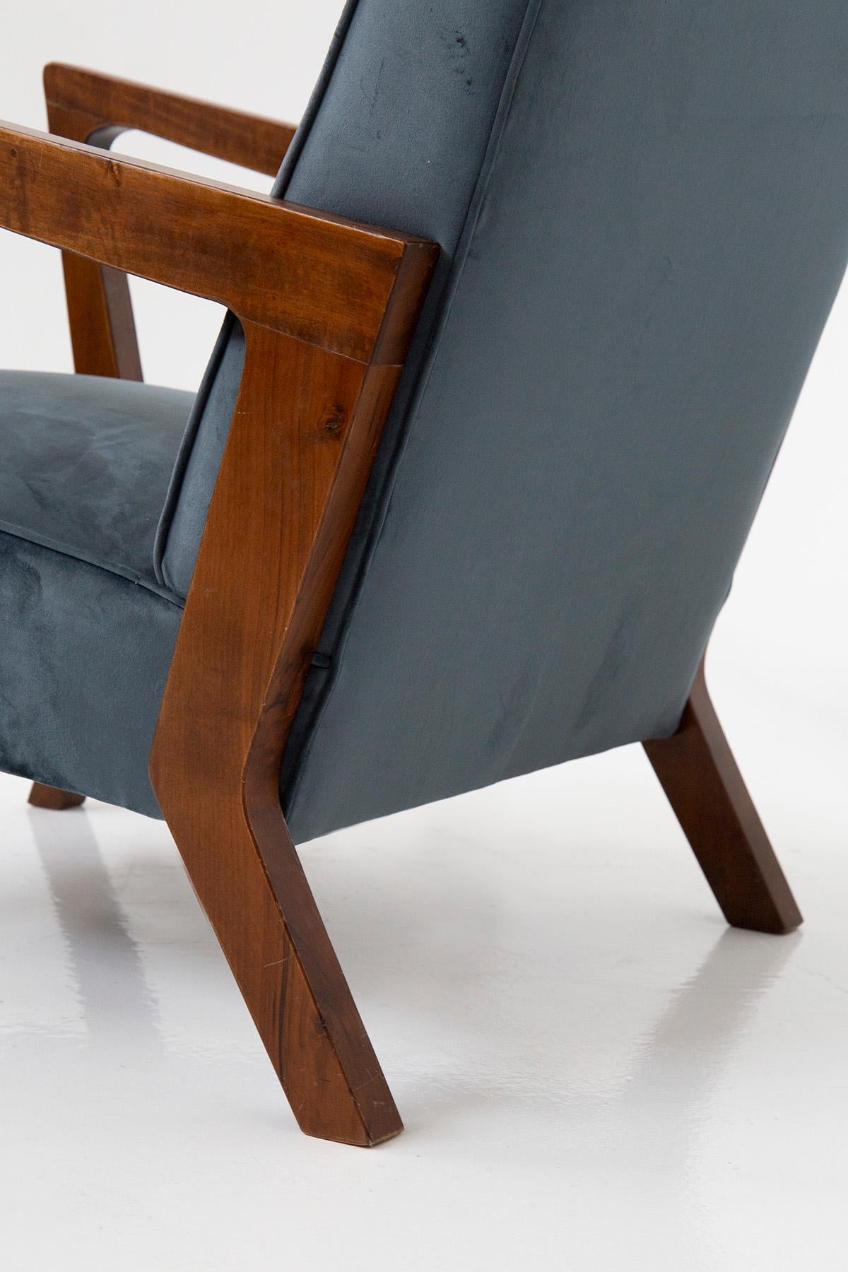 Pair of  vintage Italian Manufacture armchairs in blu velvet  For Sale 4