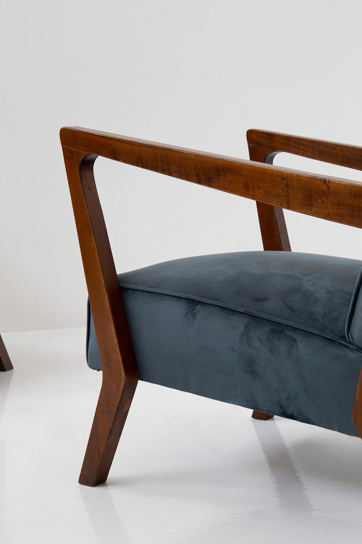 Pair of  vintage Italian Manufacture armchairs in blu velvet  For Sale 1