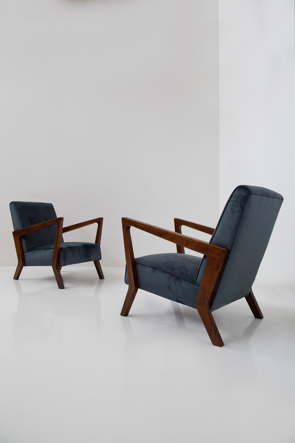 Pair of  vintage Italian Manufacture armchairs in blu velvet  For Sale 2