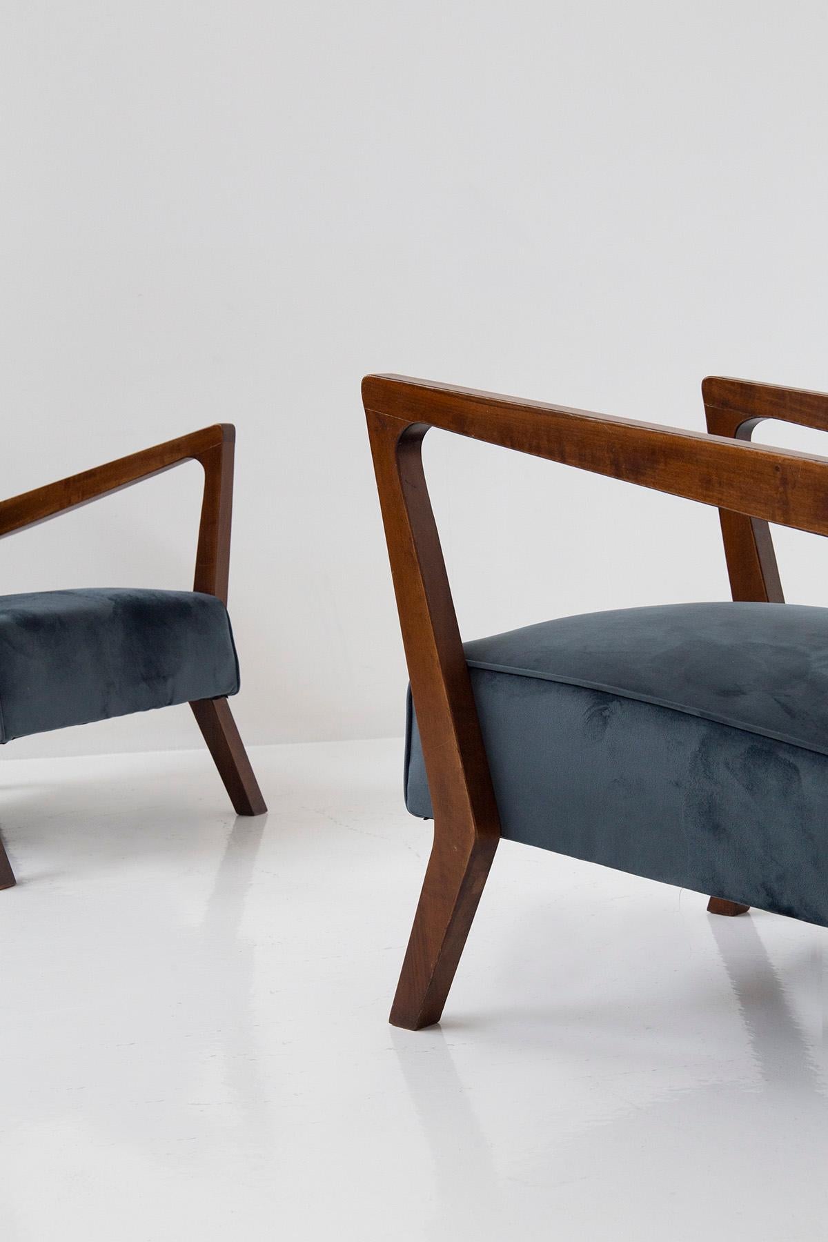Pair of  vintage Italian Manufacture armchairs in blu velvet  For Sale 3
