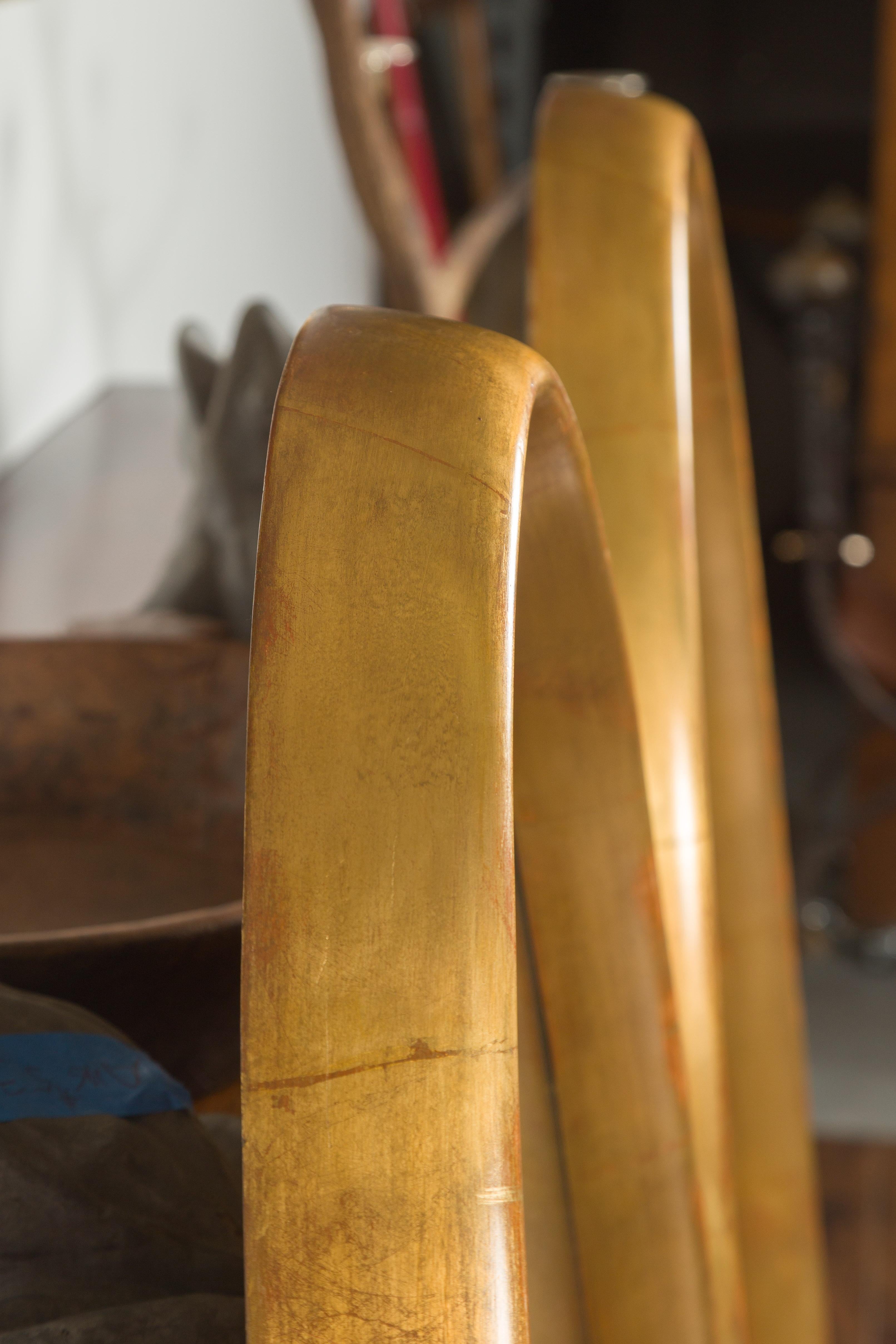 Paire de grands miroirs ovales italiens du milieu du siècle dernier en bois doré aux lignes épurées en vente 4
