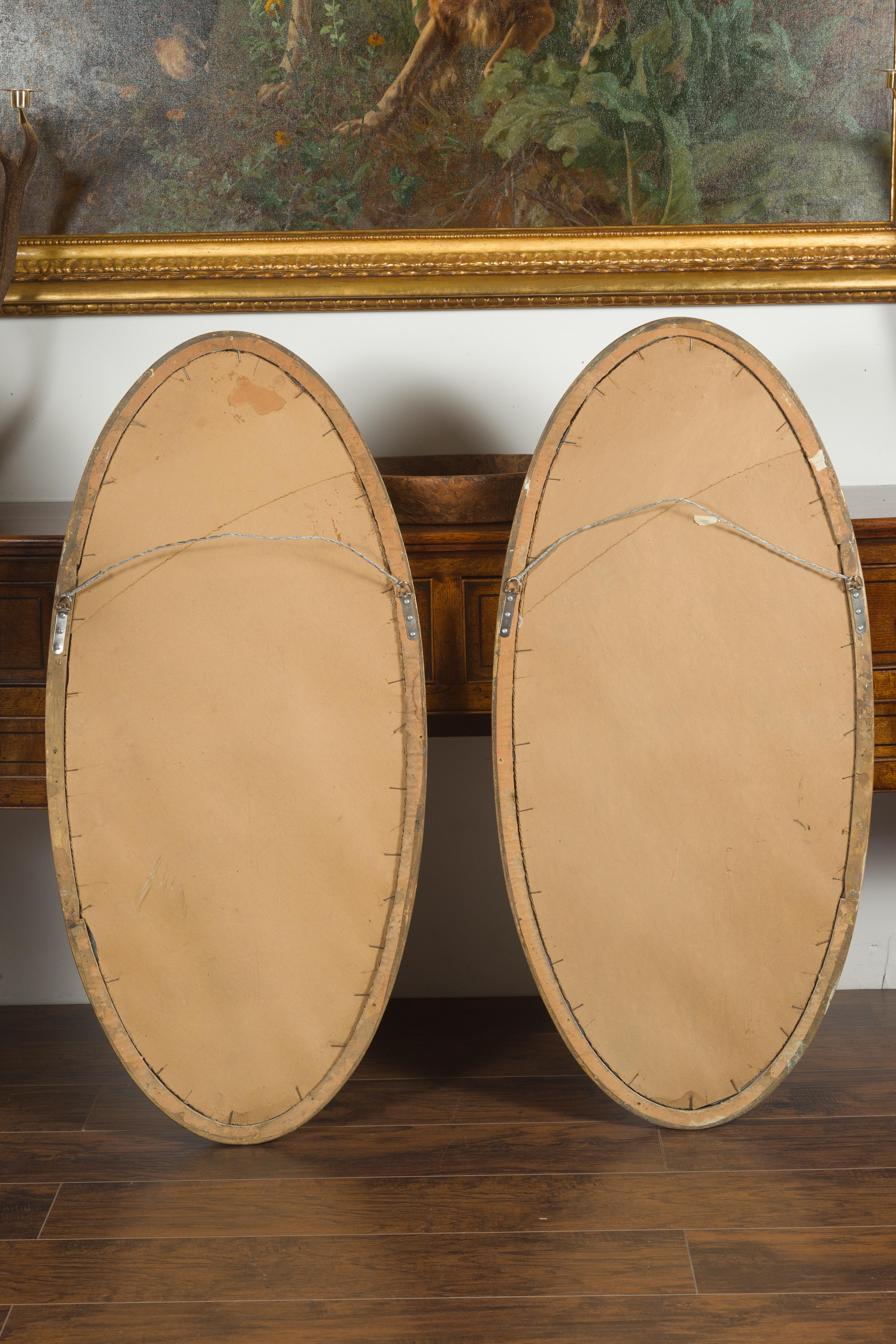 Coppia di specchi ovali alti in legno dorato vintage del Medioevo dalle linee pulite in vendita 1