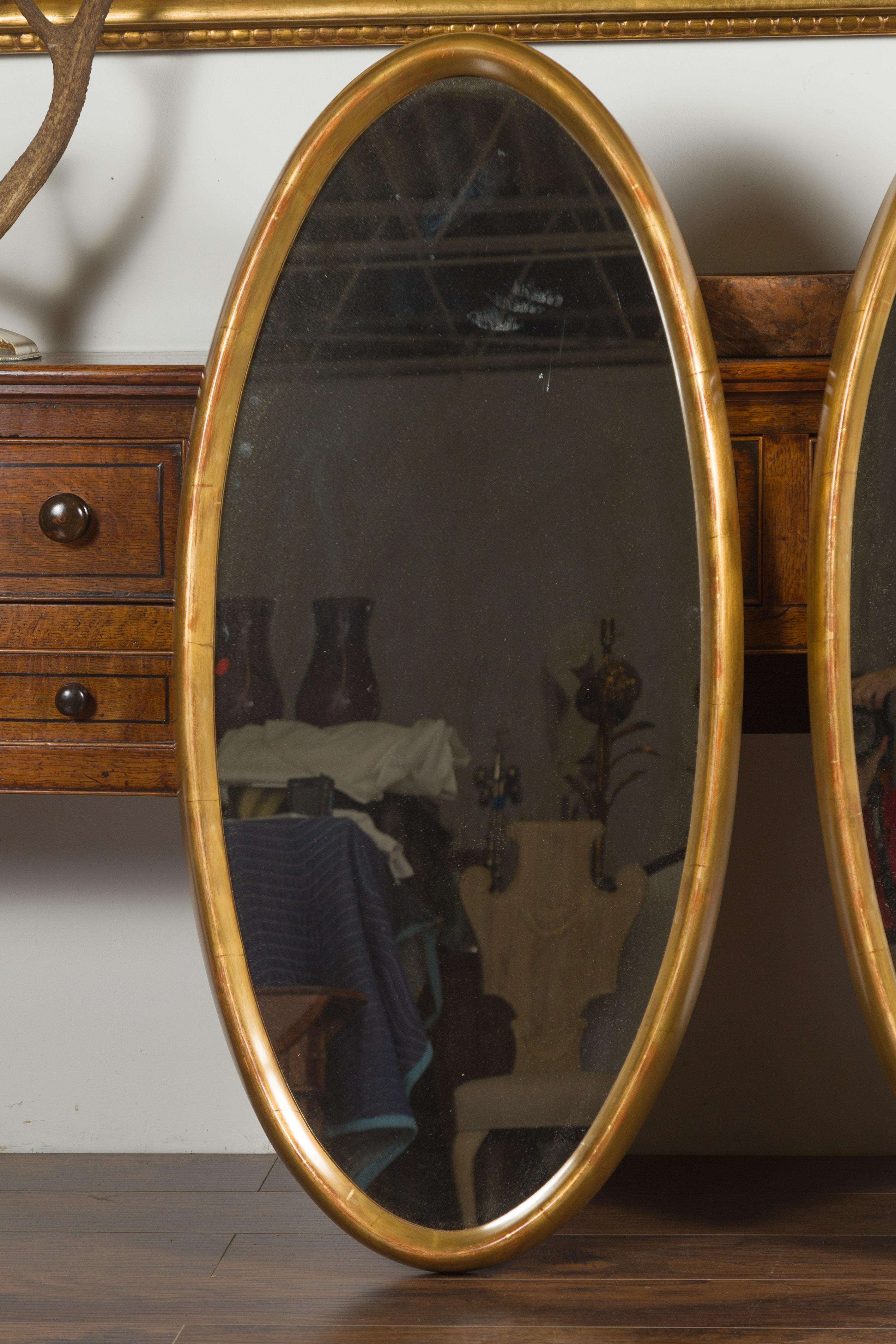Paar italienische Spiegel aus der Mitte des Jahrhunderts, groß und oval, aus Giltholz, mit klaren Linien im Zustand „Gut“ im Angebot in Atlanta, GA
