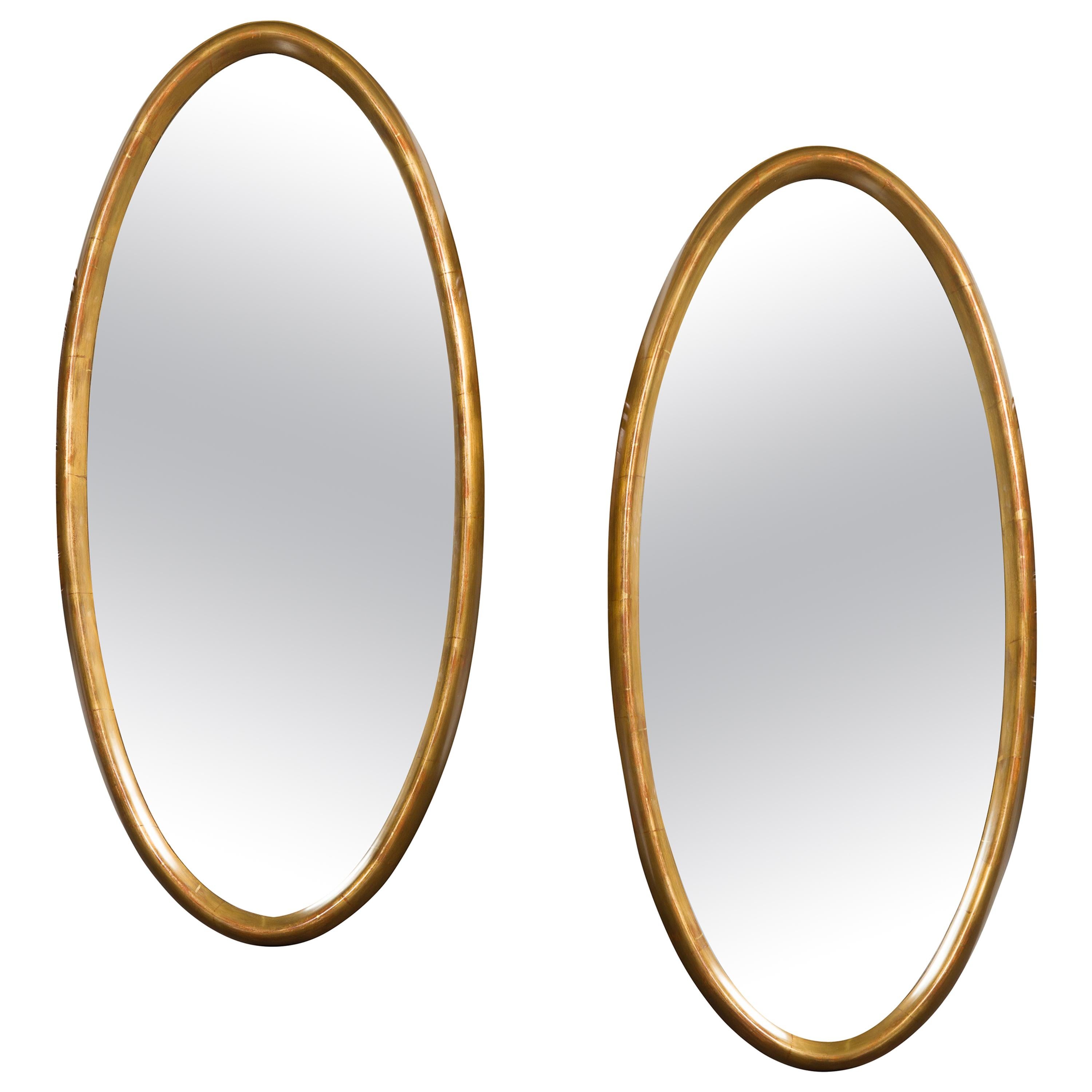 Paire de grands miroirs ovales italiens du milieu du siècle dernier en bois doré aux lignes épurées