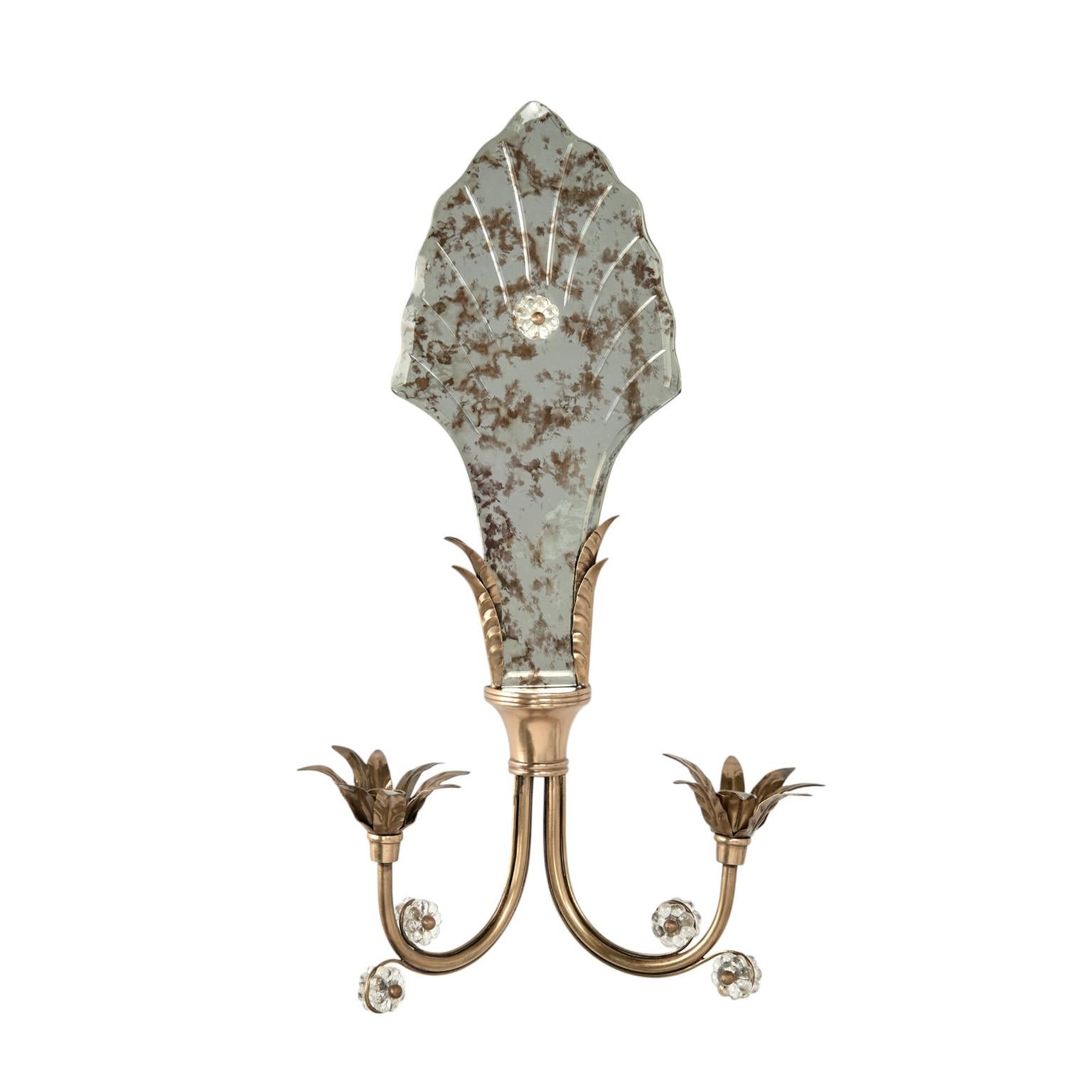 Applique chic della metà del secolo scorso con schienale a forma di conchiglia con tecnica marmorizzata in oro su due eleganti bracci in ottone con fiori in vetro e coppe per candele floreali. Contatta per un preventivo di cablaggio.