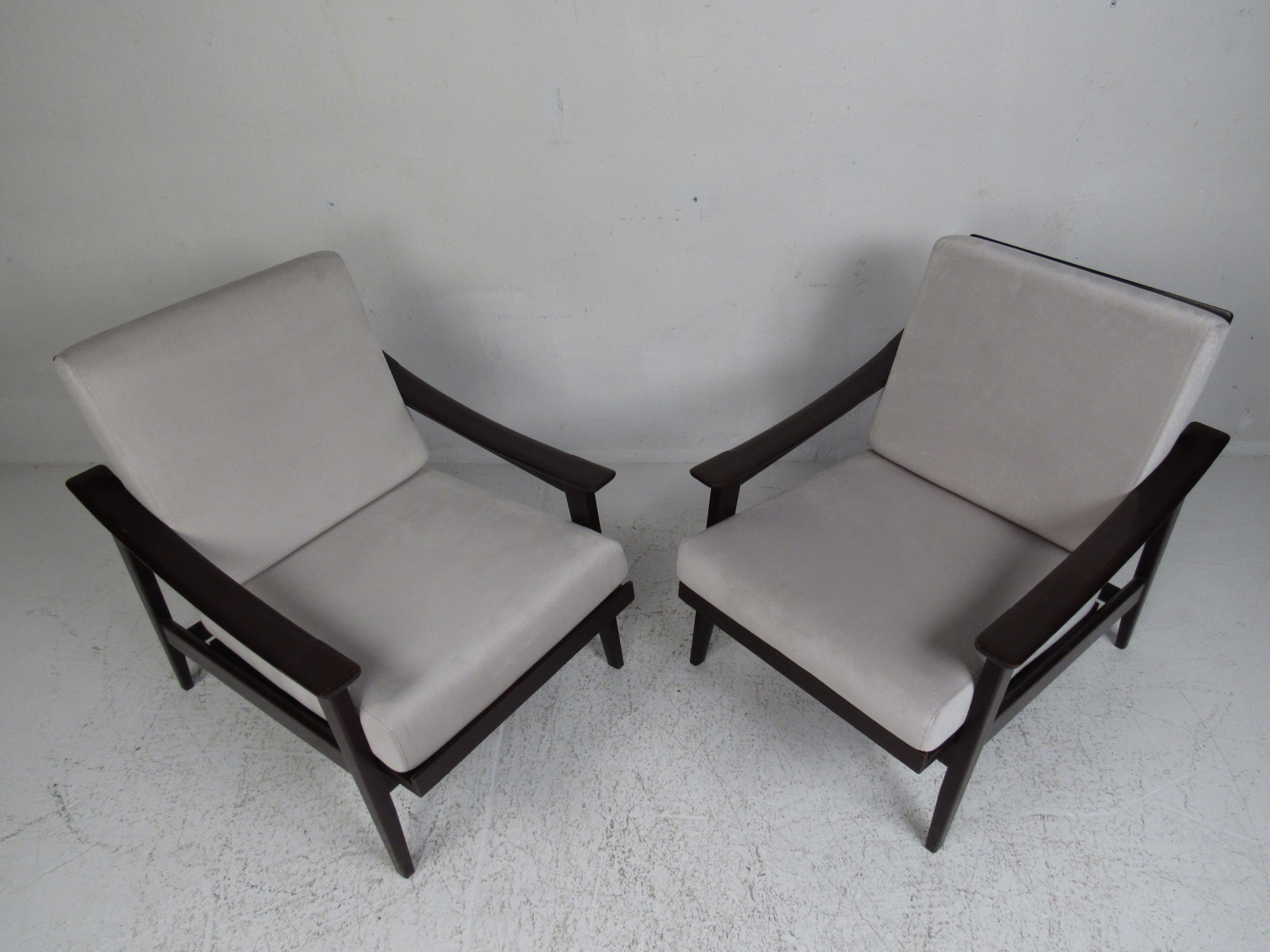 Mid-Century Modern Pair of Vintage Italian Modern Reclining Lounge Chairs For Sale