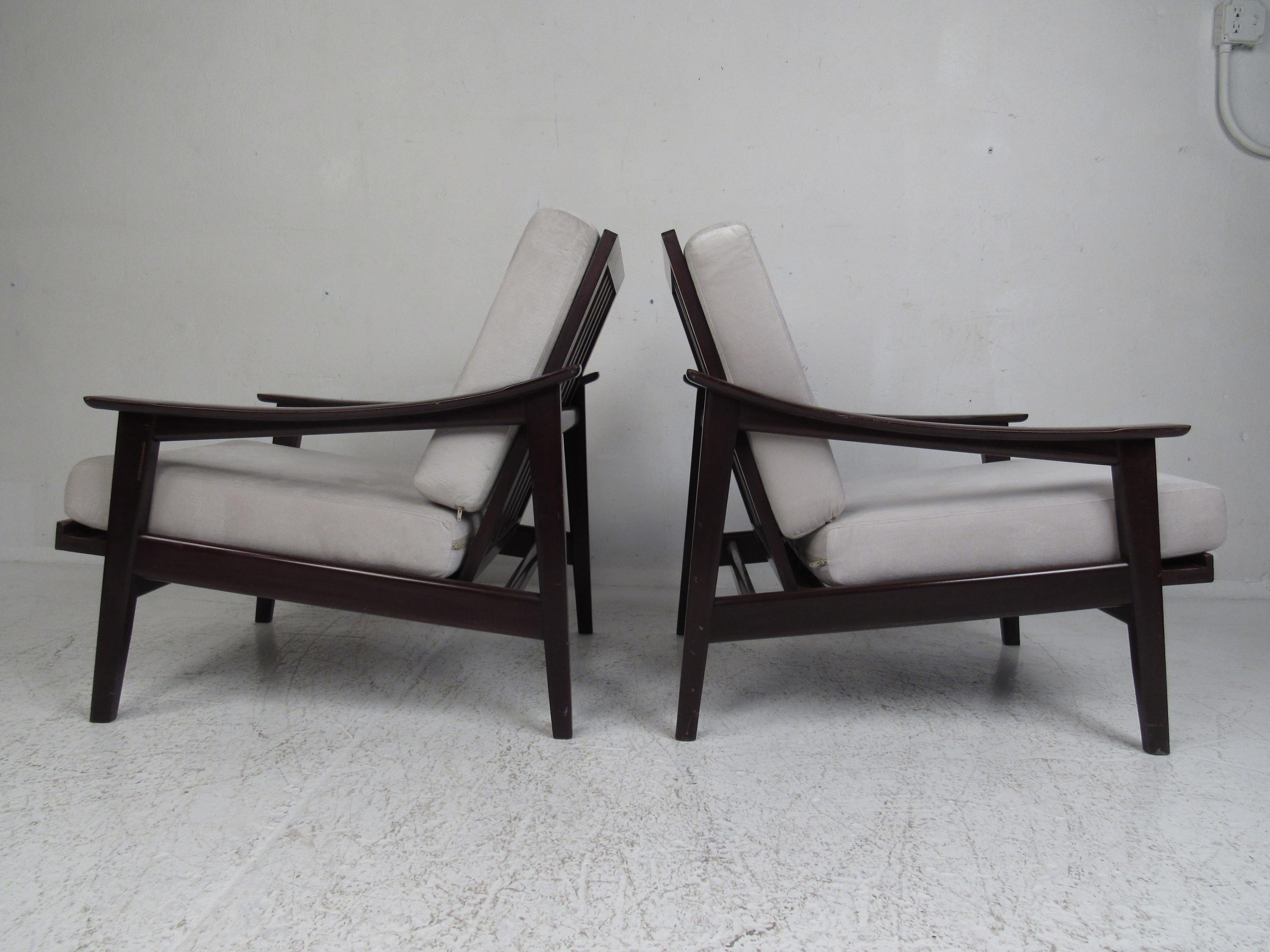 Pair of Vintage Italian Modern Reclining Lounge Chairs In Good Condition For Sale In Brooklyn, NY