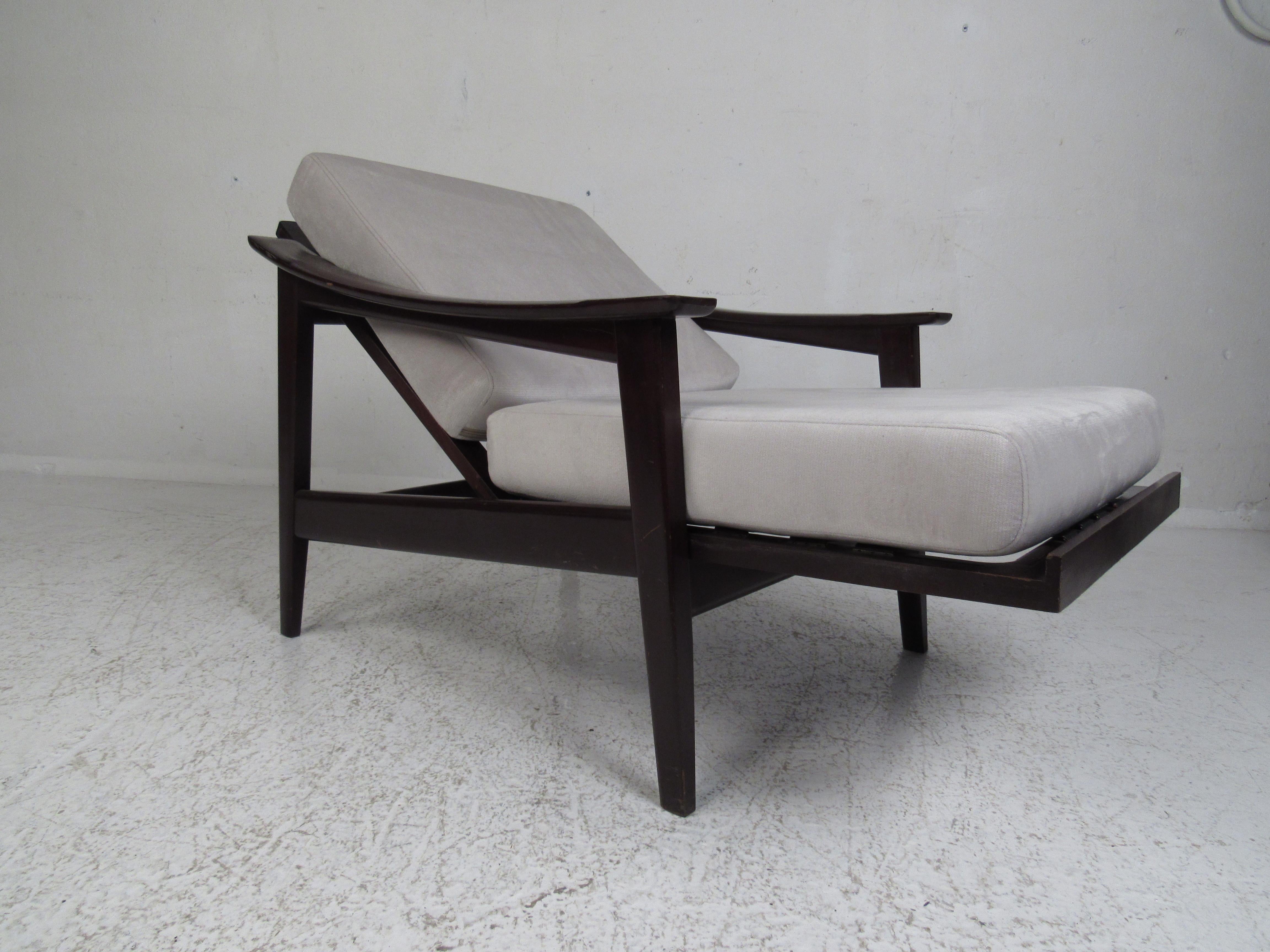 Pair of Vintage Italian Modern Reclining Lounge Chairs For Sale 1