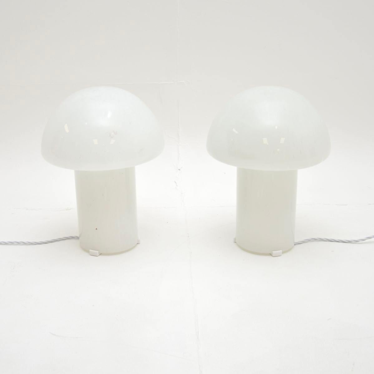 Une paire de lampes champignon en verre Murano de style et de belle facture. Ils ont été fabriqués en Italie et datent des années 1970.

La qualité est exceptionnelle, ils sont d'une grande taille avec un design élégant. Le verre blanc présente des