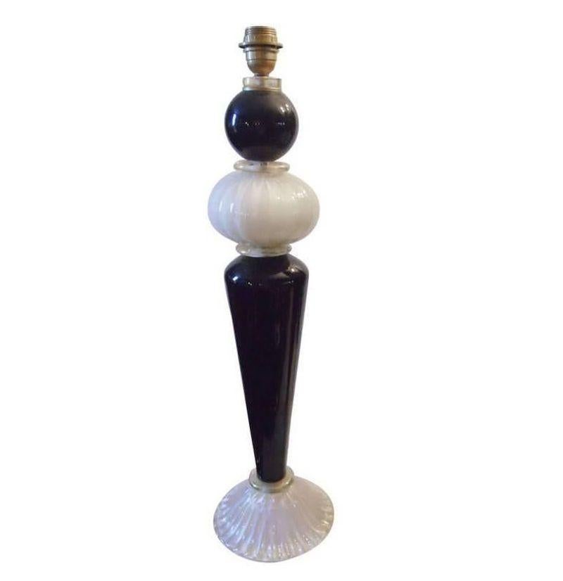 Lampes de table italiennes vintage avec tiges en verre de Murano noir et crème infusé avec centre et base en verre de Murano doré.
 
Fabriqué en Italie, c. 1960's.
 
Dimensions :
 
31 