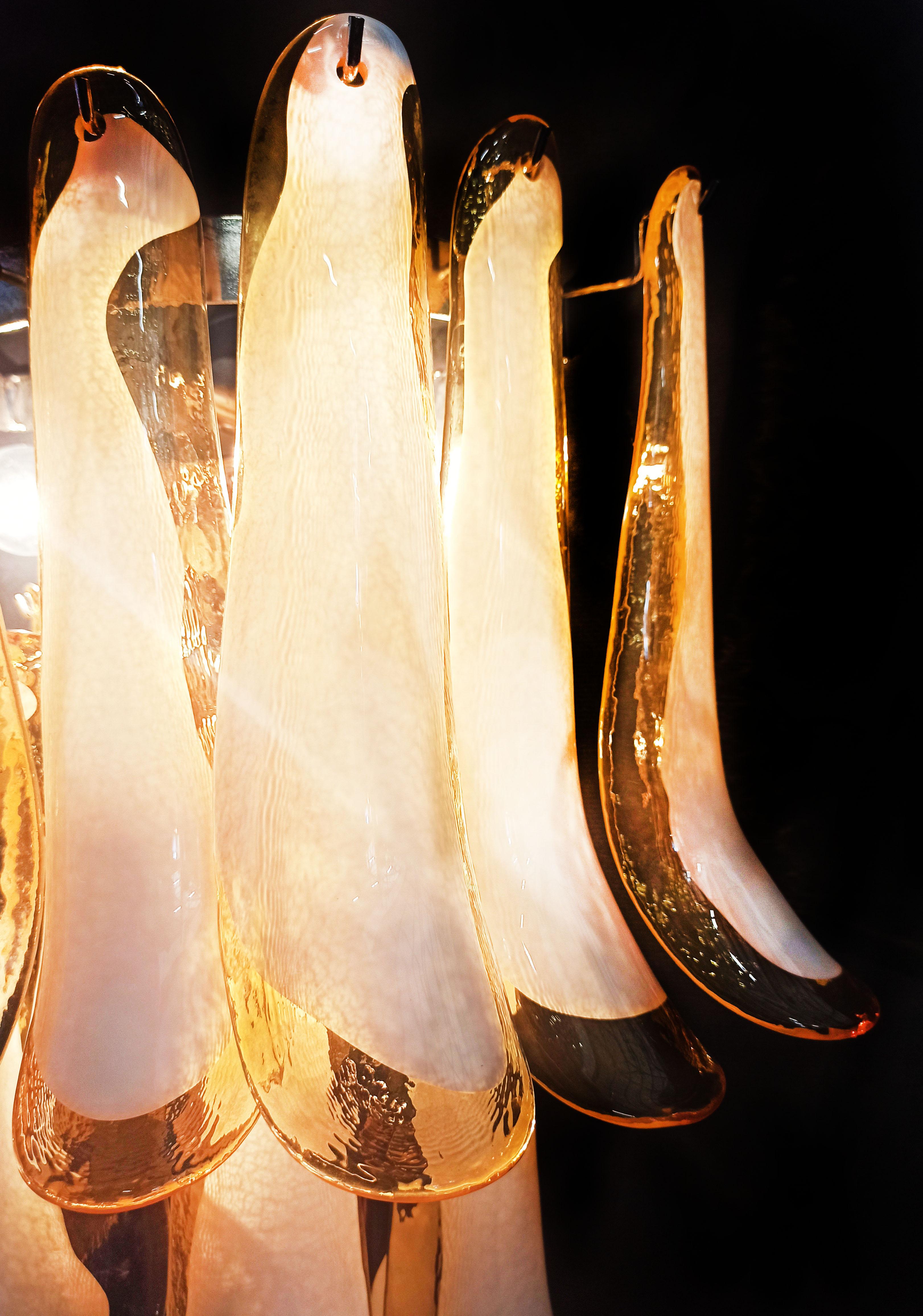 Paire d'appliques italiennes vintage en verre de Murano - 16 pétales de verre caramel et lattimo en vente 7