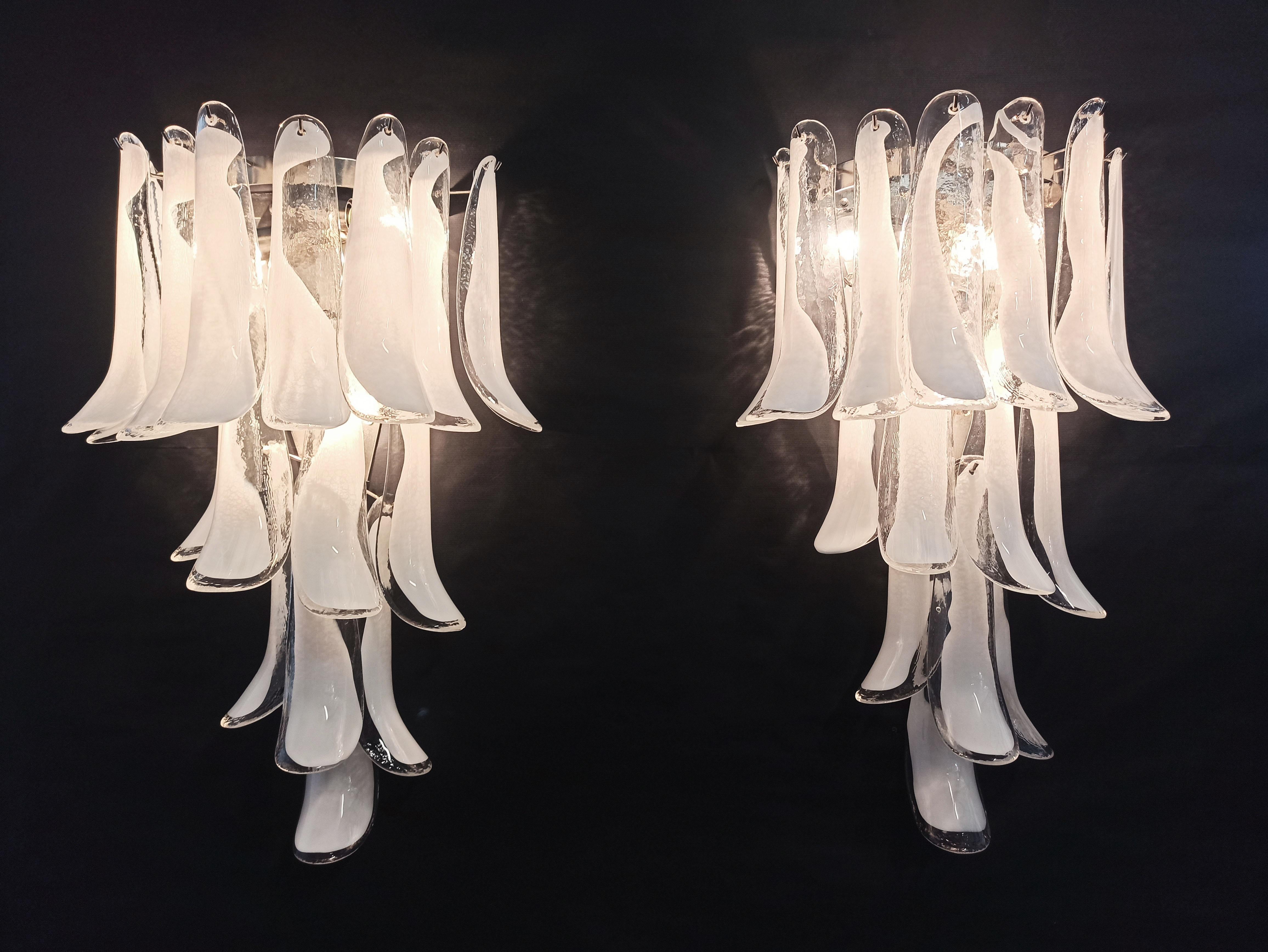 Pareja De Apliques De Murano Italianos Vintage 16 Pétalos De Cristal Lattimo Galvanizado en venta