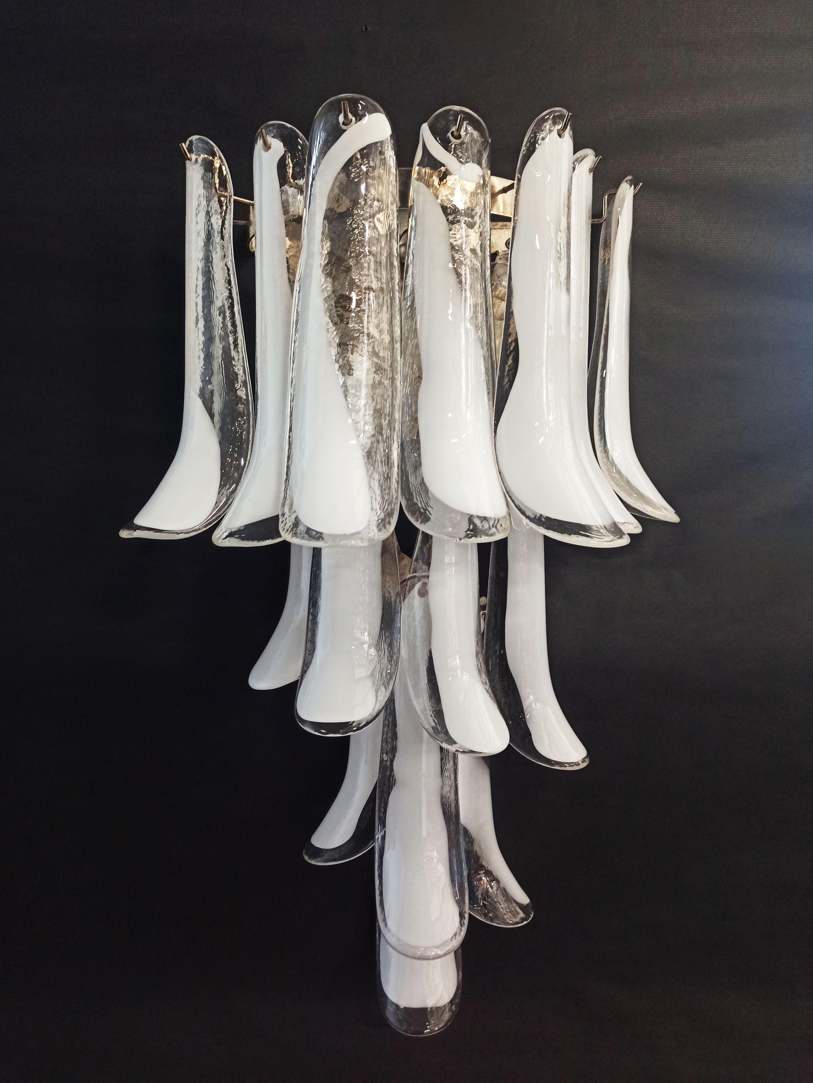 Pareja De Apliques De Murano Italianos Vintage 16 Pétalos De Cristal Lattimo 20th Century en venta