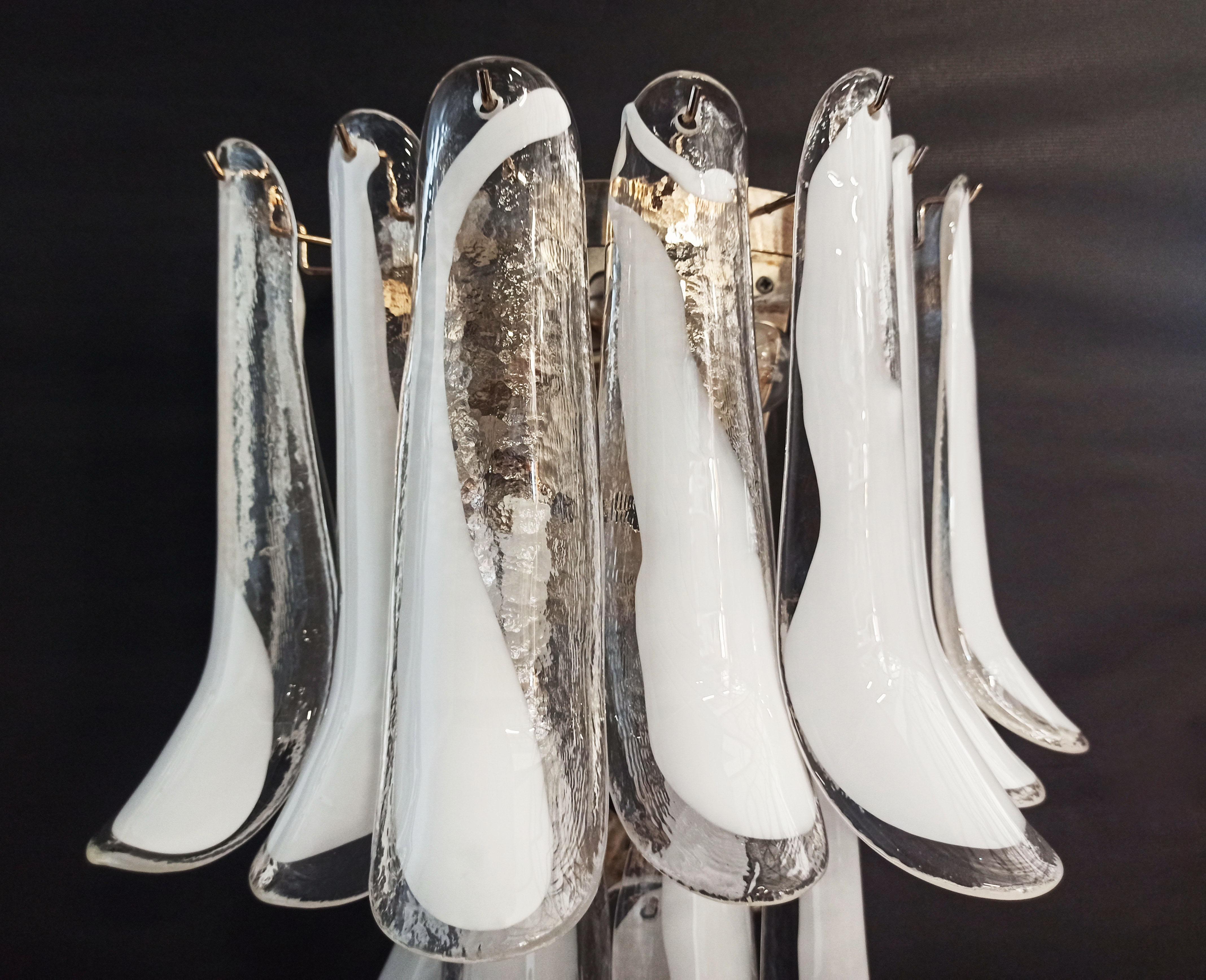 Pareja De Apliques De Murano Italianos Vintage 16 Pétalos De Cristal Lattimo Vidrio artístico en venta