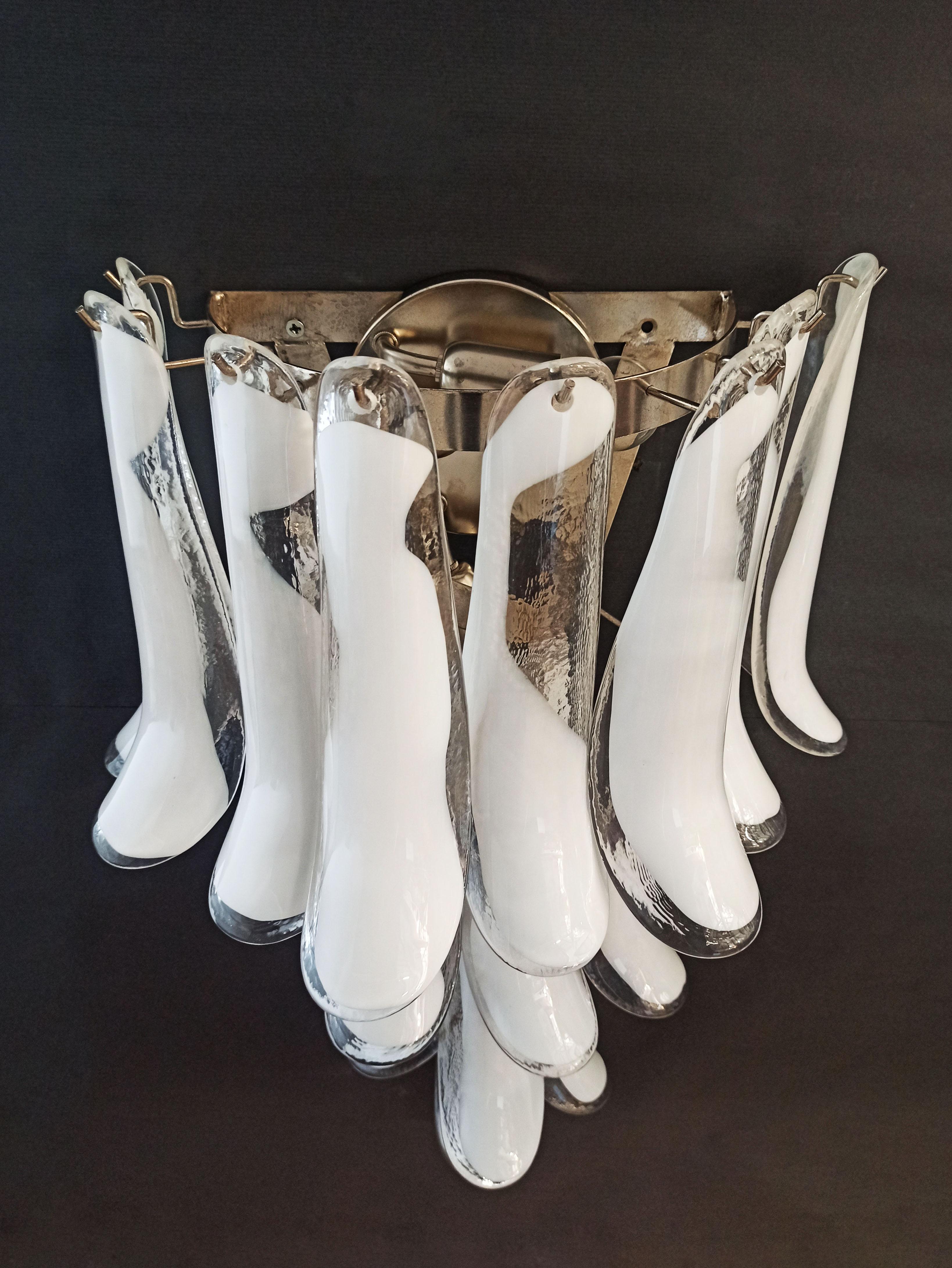 Pareja De Apliques De Murano Italianos Vintage 16 Pétalos De Cristal Lattimo en venta 1