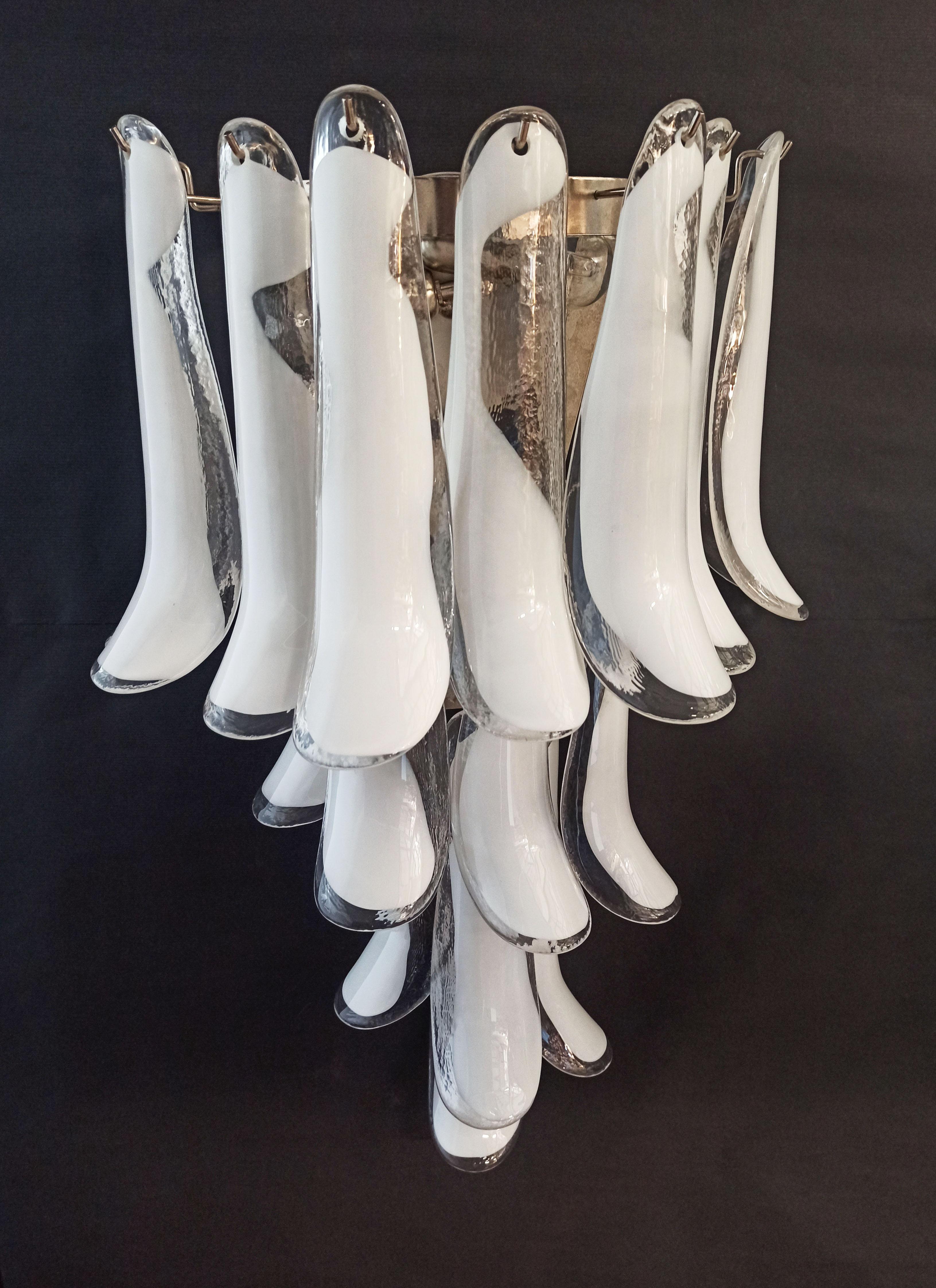 Pareja De Apliques De Murano Italianos Vintage 16 Pétalos De Cristal Lattimo en venta 2