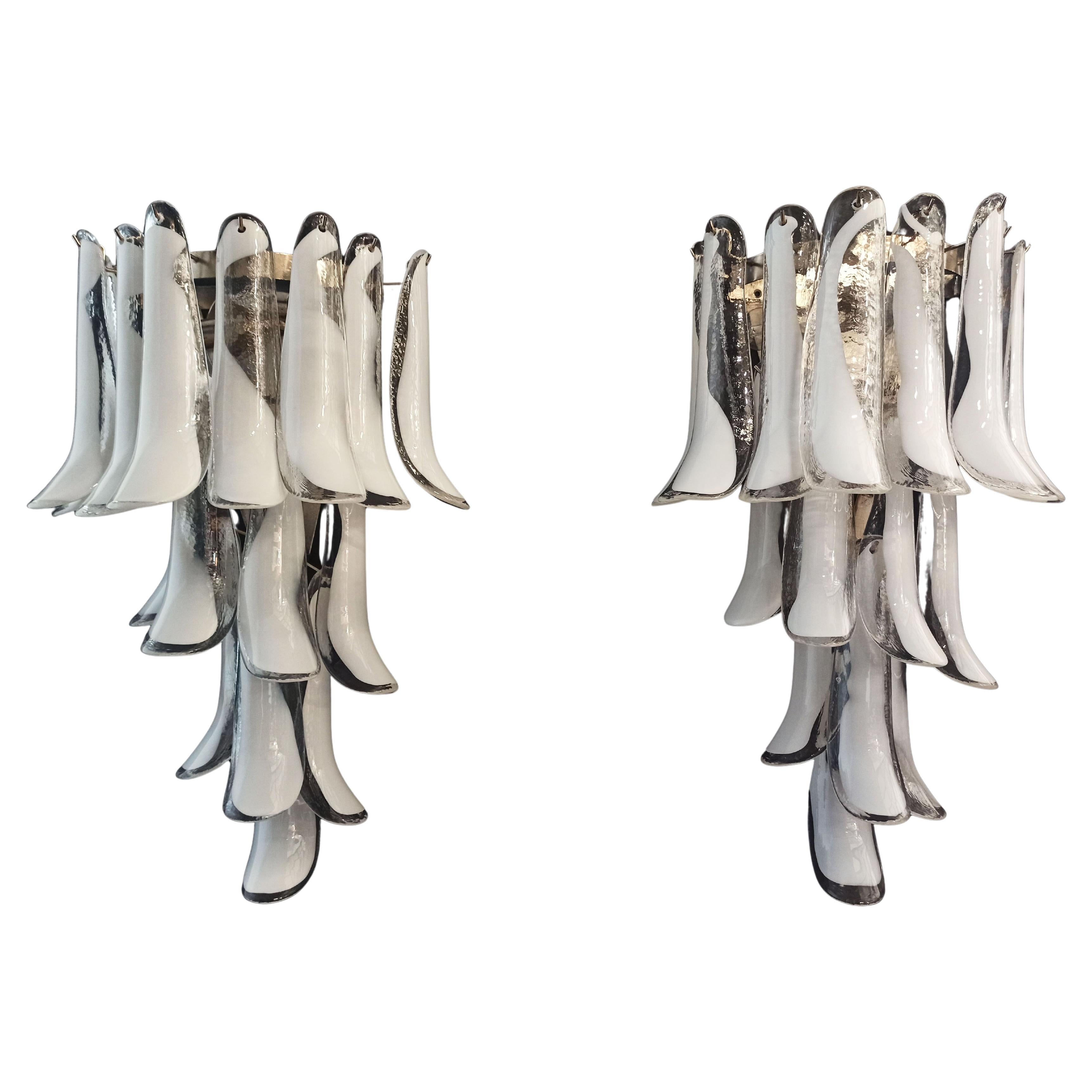 Paire d
appliques murales italiennes de Murano 16 pétales en verre Lattimo