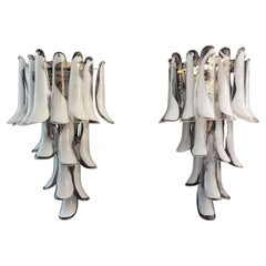 Paire d
appliques murales italiennes de Murano 16 pétales en verre Lattimo