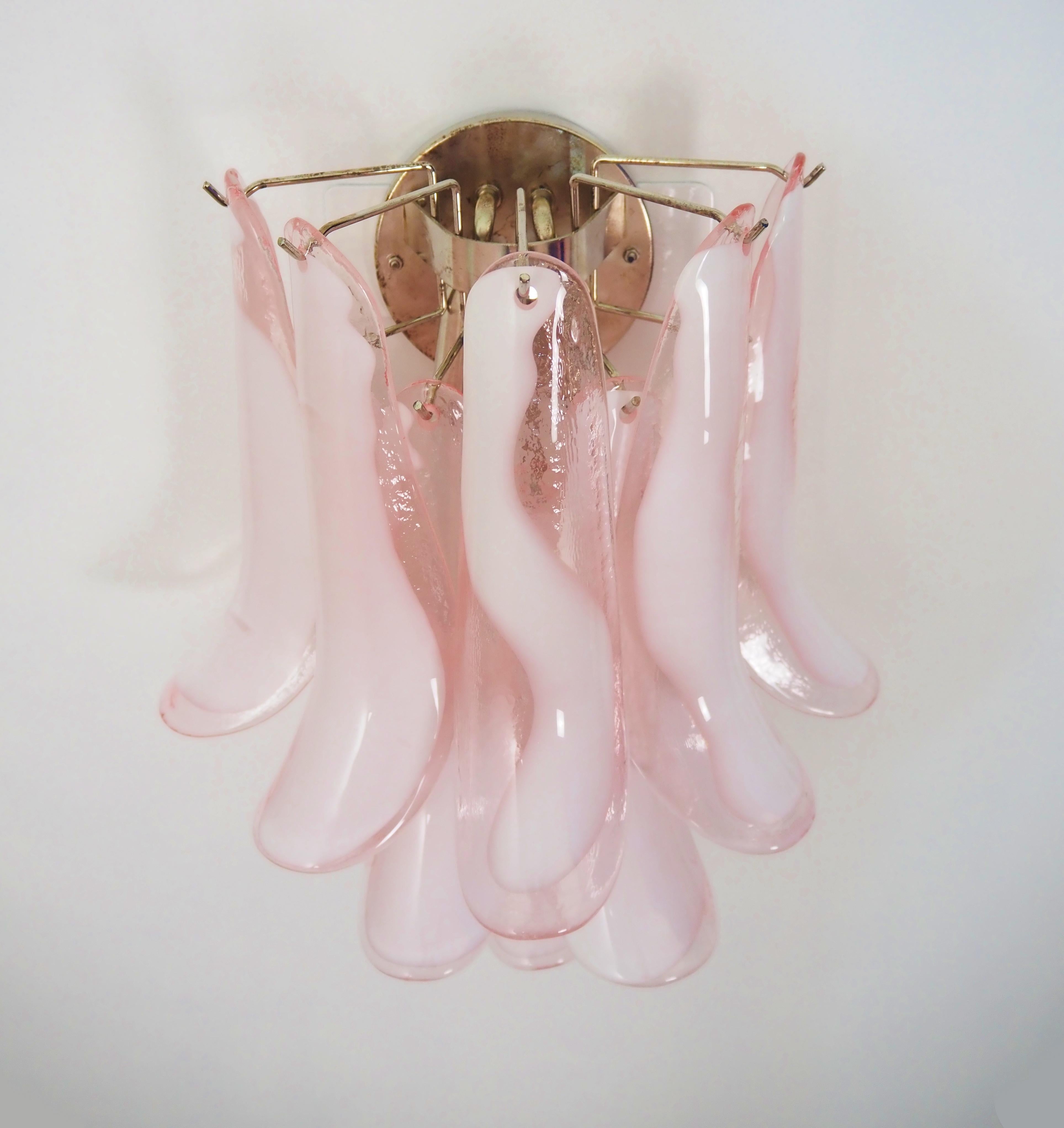 Pair of Vintage Italian Murano wall lights in the manner of Mazzega - 10 pink la For Sale 3
