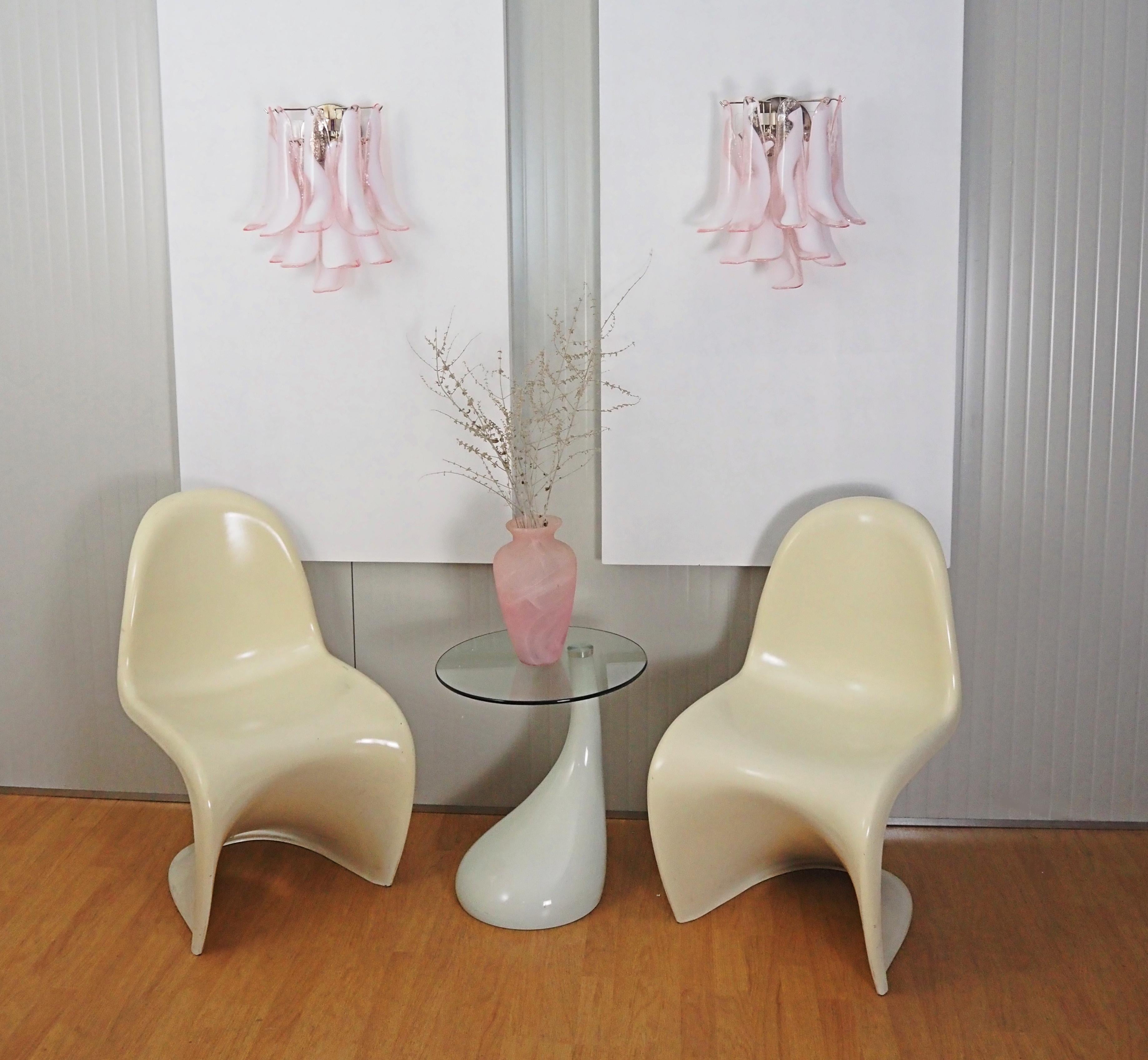 Pair of vintage Italian Murano appliques in the manner of Mazzega. Wall lights have 10 pink and white “lattimo” glasses (for each applique) in a nickel-plated metal frame.
Period: late 20th century
Dimensions: 16,50 inches (42 cm) height; 13,80