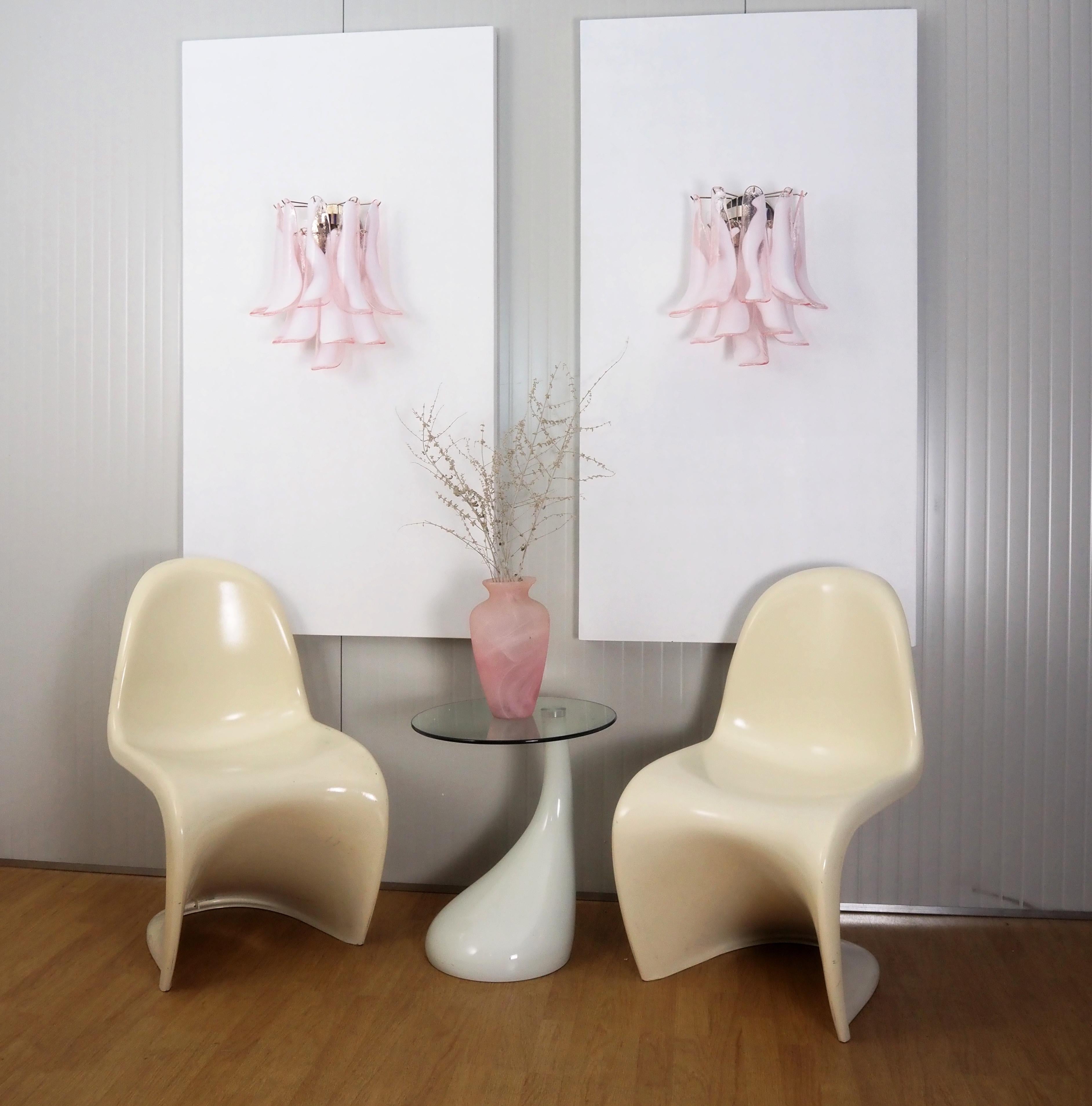Mid-Century Modern Pair of Vintage Italian Murano wall lights in the manner of Mazzega - 10 pink la For Sale