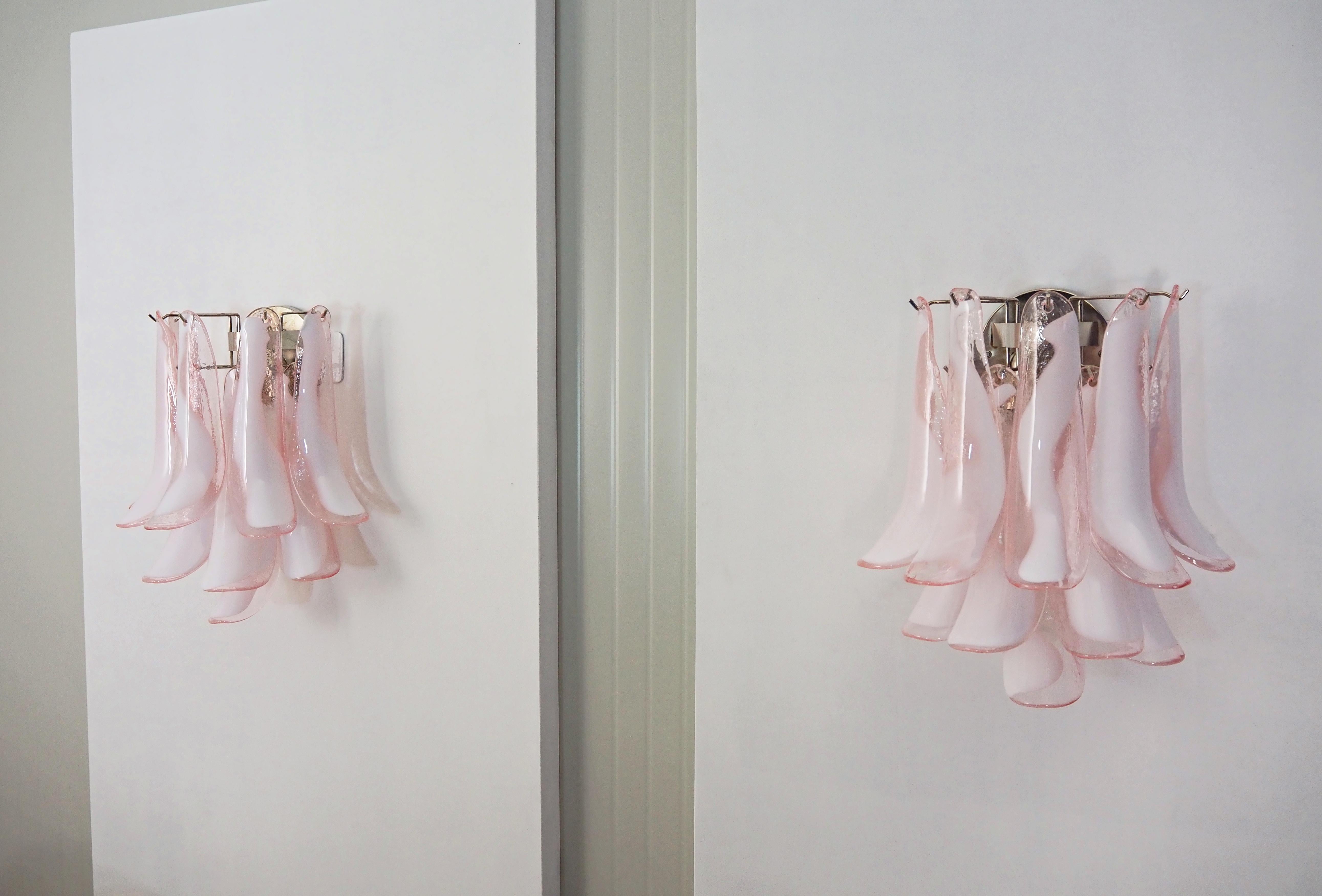 Pair of Vintage Italian Murano wall lights in the manner of Mazzega - 10 pink la In Good Condition For Sale In Gaiarine Frazione Francenigo (TV), IT