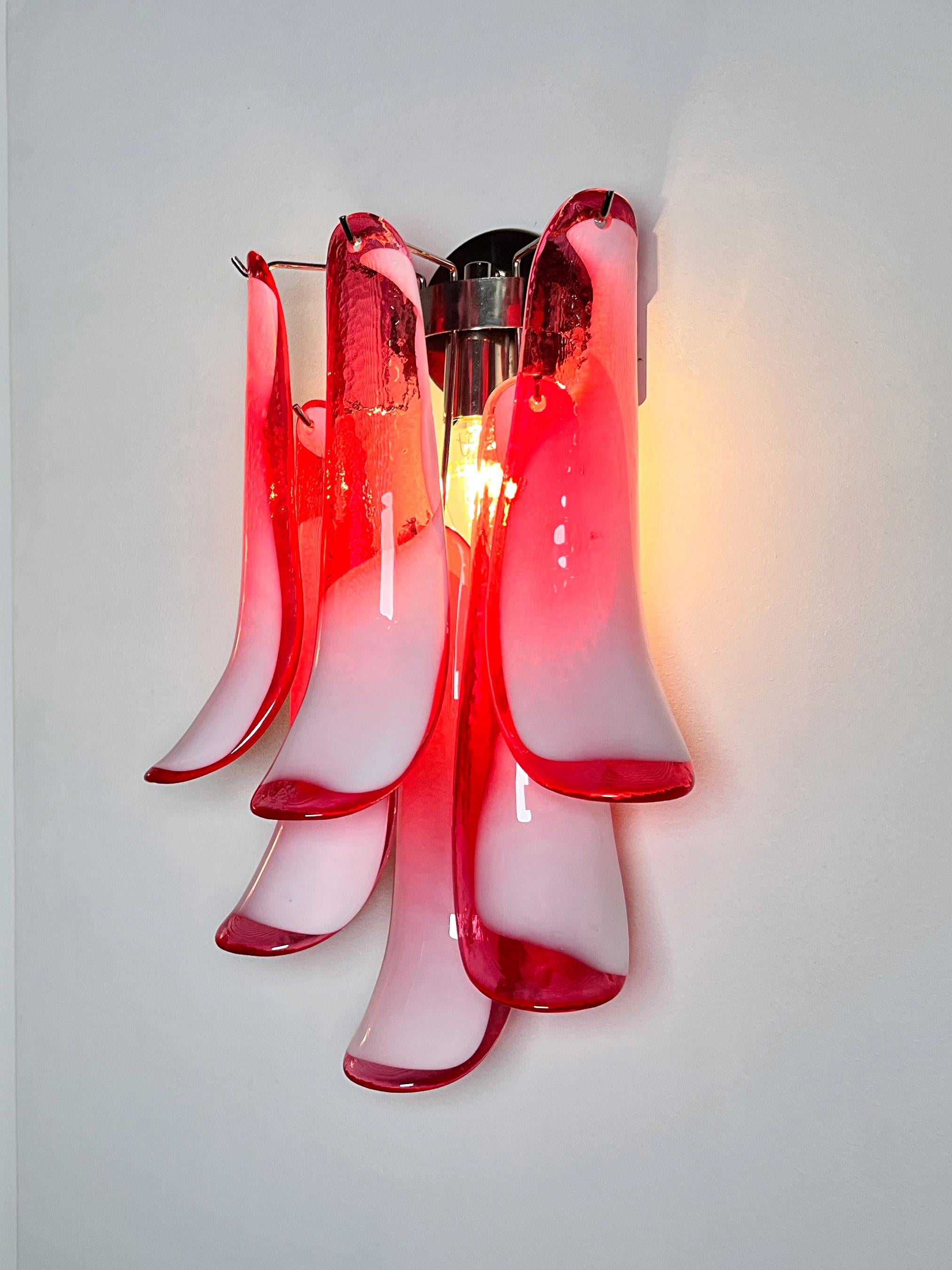 Paire d'appliques vintage italiennes de Murano à la manière de Mazzega - verre rouge en vente 3