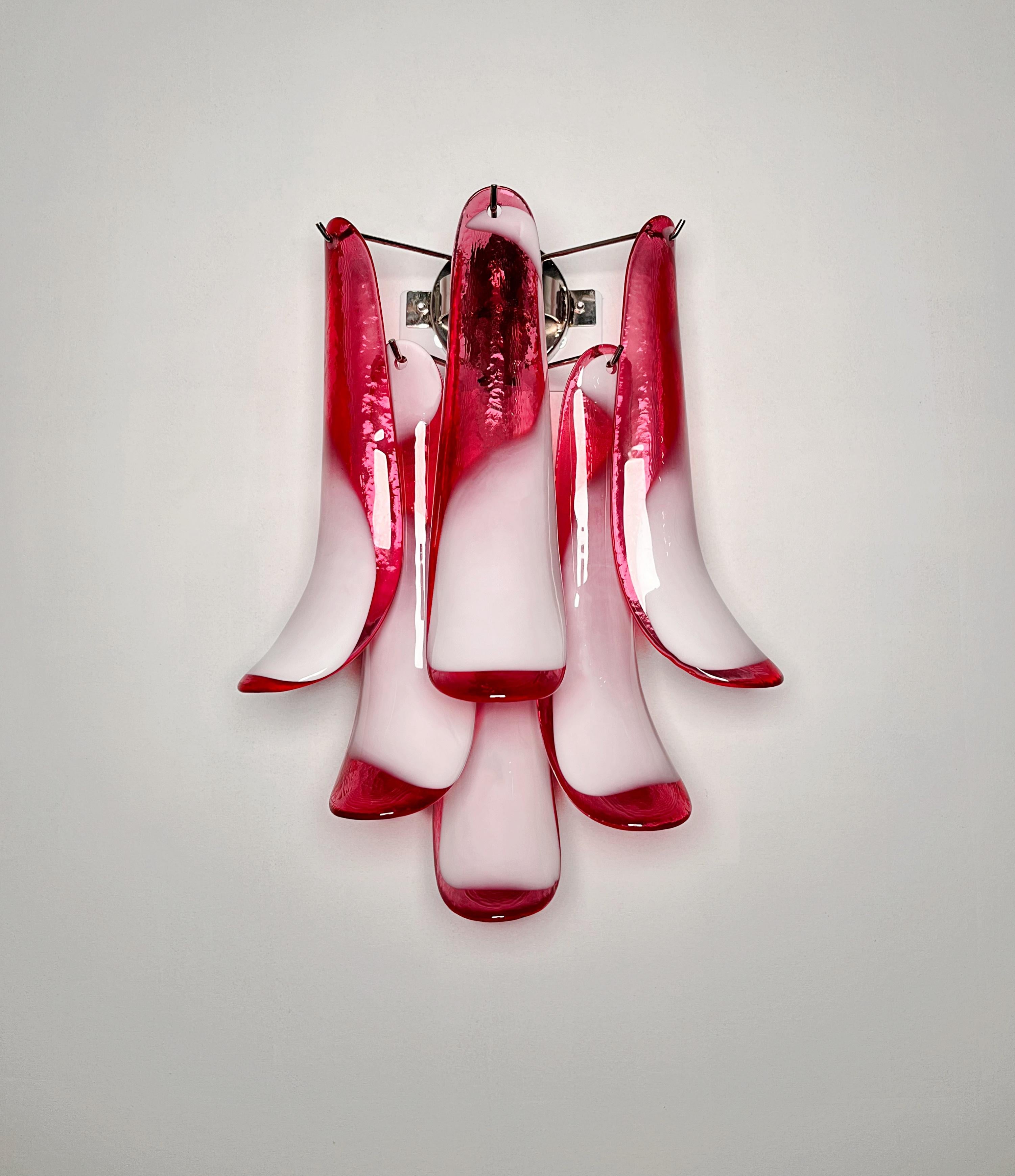 Italian Paire d'appliques vintage italiennes de Murano à la manière de Mazzega - verre rouge en vente