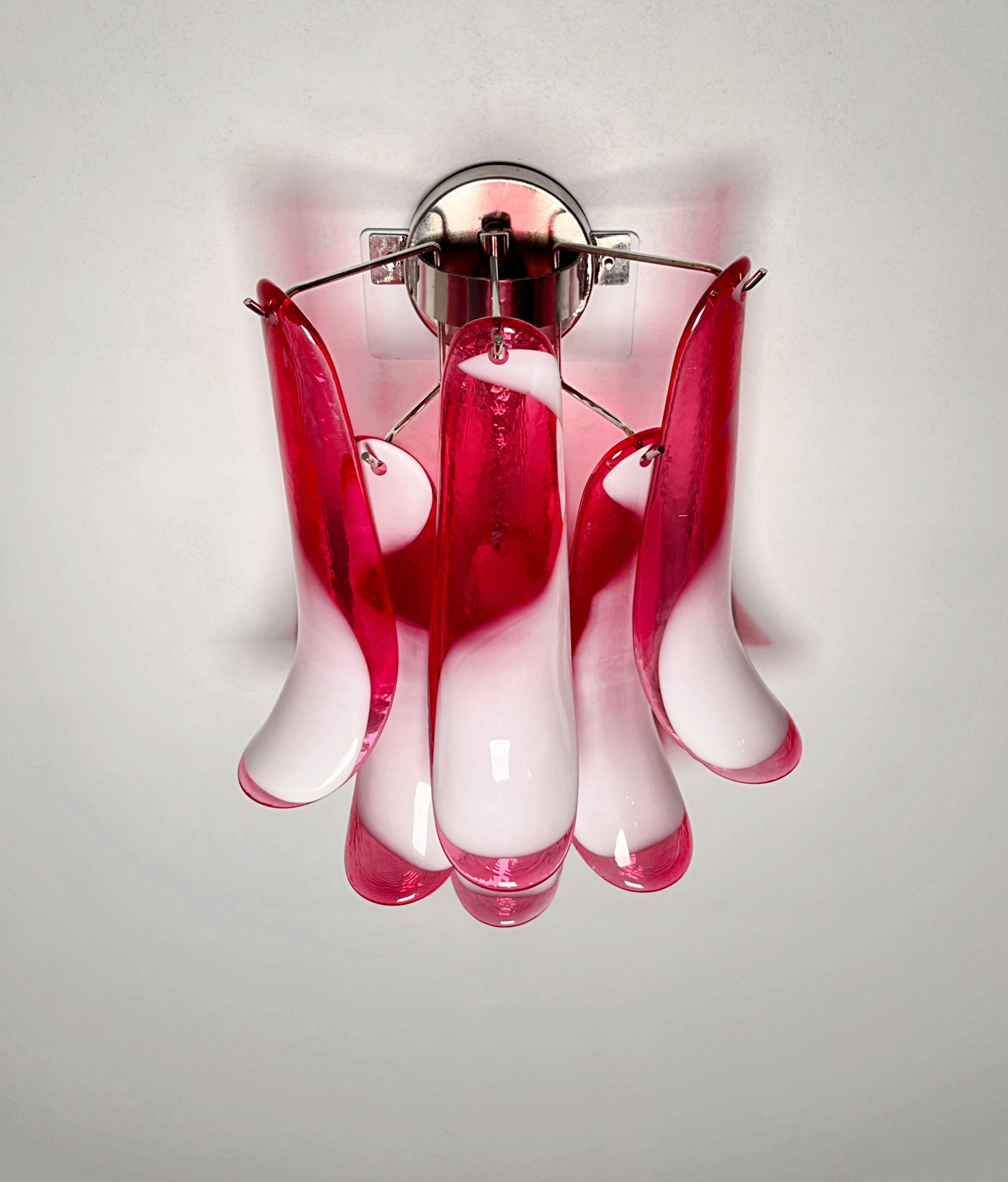 Galvanisé Paire d'appliques vintage italiennes de Murano à la manière de Mazzega - verre rouge en vente