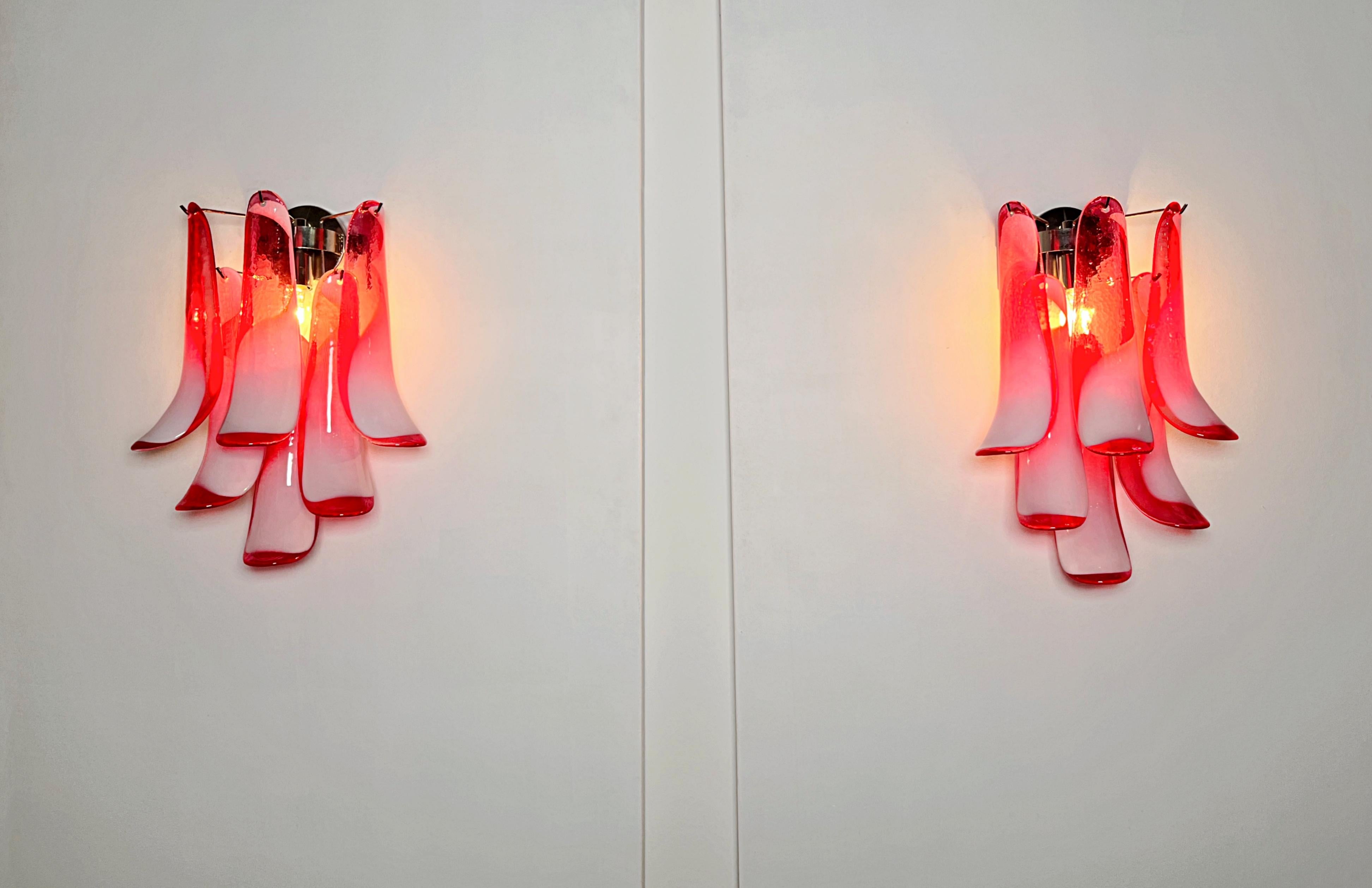 Paire d'appliques vintage italiennes de Murano à la manière de Mazzega - verre rouge en vente 1