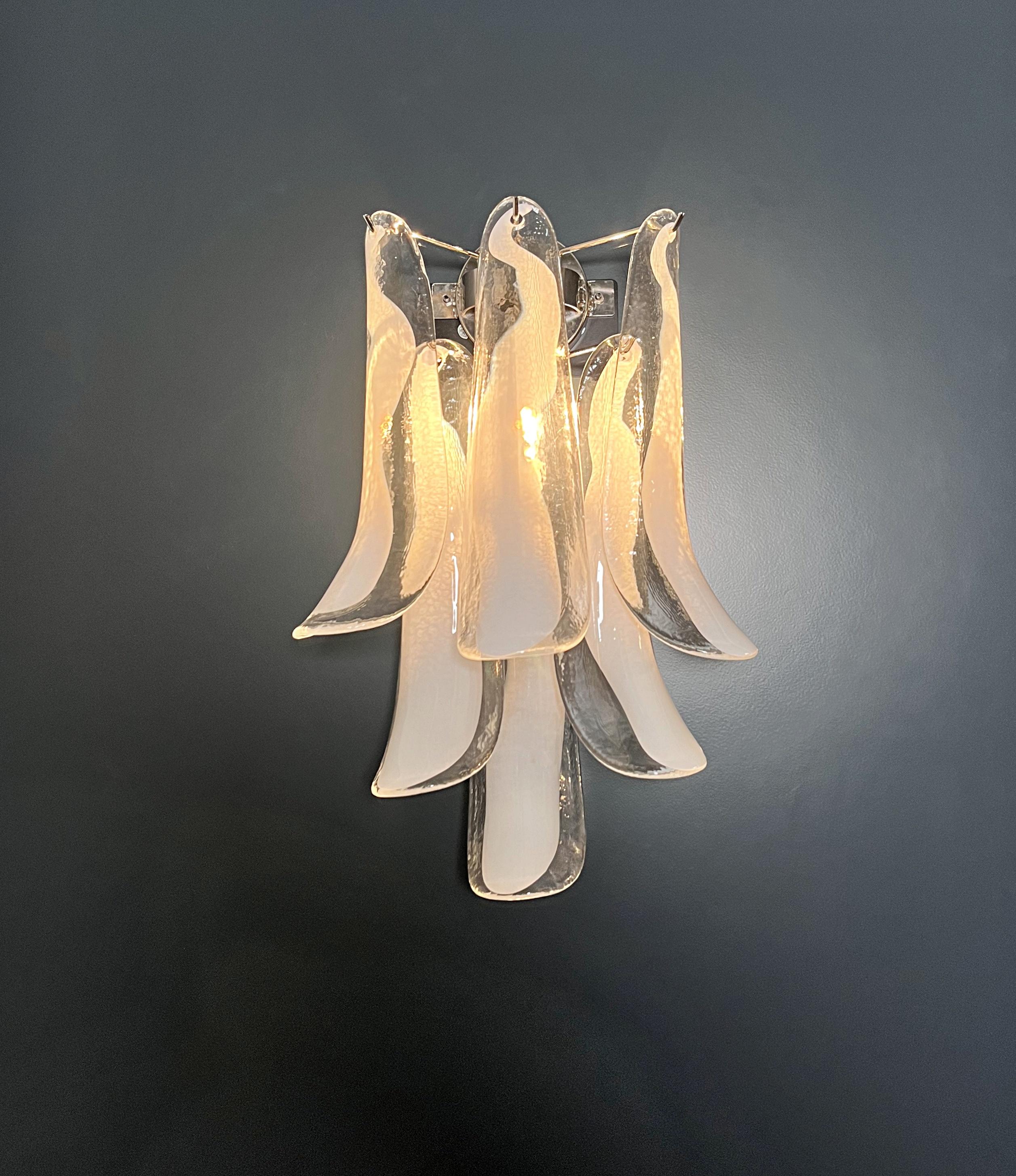 Paar Vintage Italian Murano Wandleuchten-Mazzega-6 weiße Lattimo-Glasblütenblätter 2