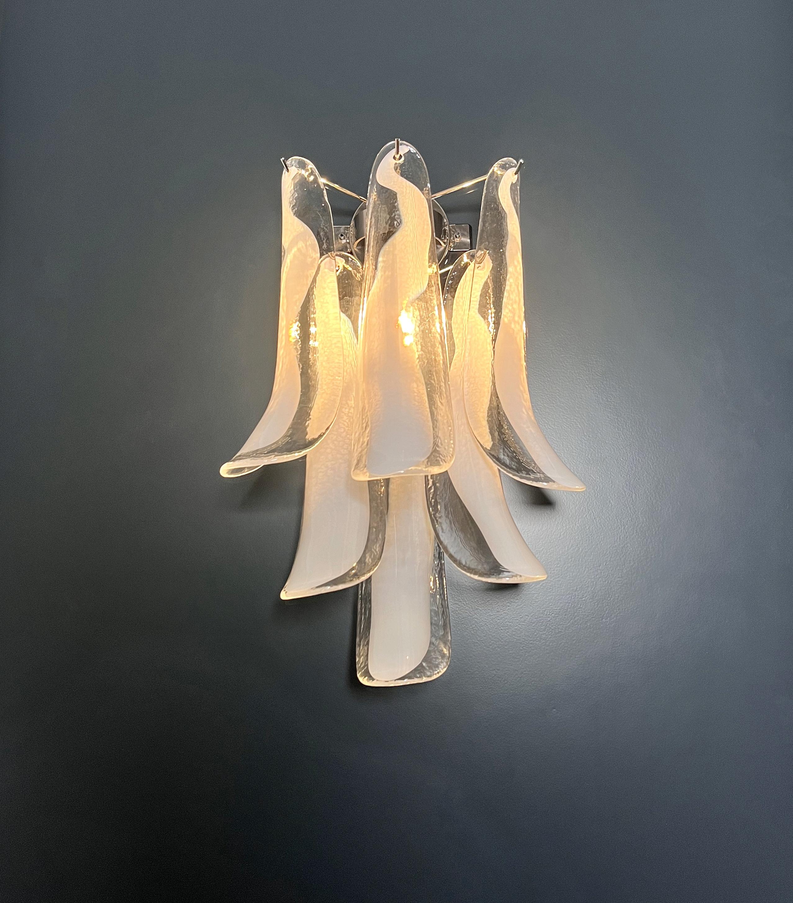 Paar Vintage Italian Murano Wandleuchten-Mazzega-6 weiße Lattimo-Glasblütenblätter 3